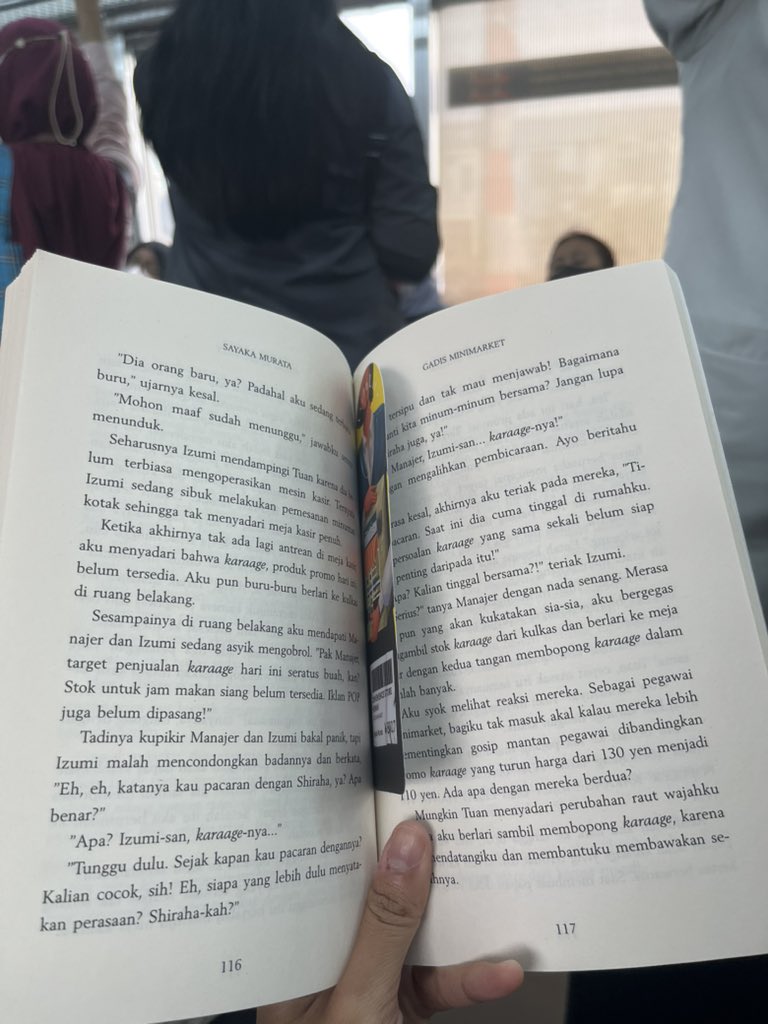 titirhm_'s tweet photo. buku ini emang agak hah heh hoh ya guys? 😭 https://t.co/xP6YqdPV4m