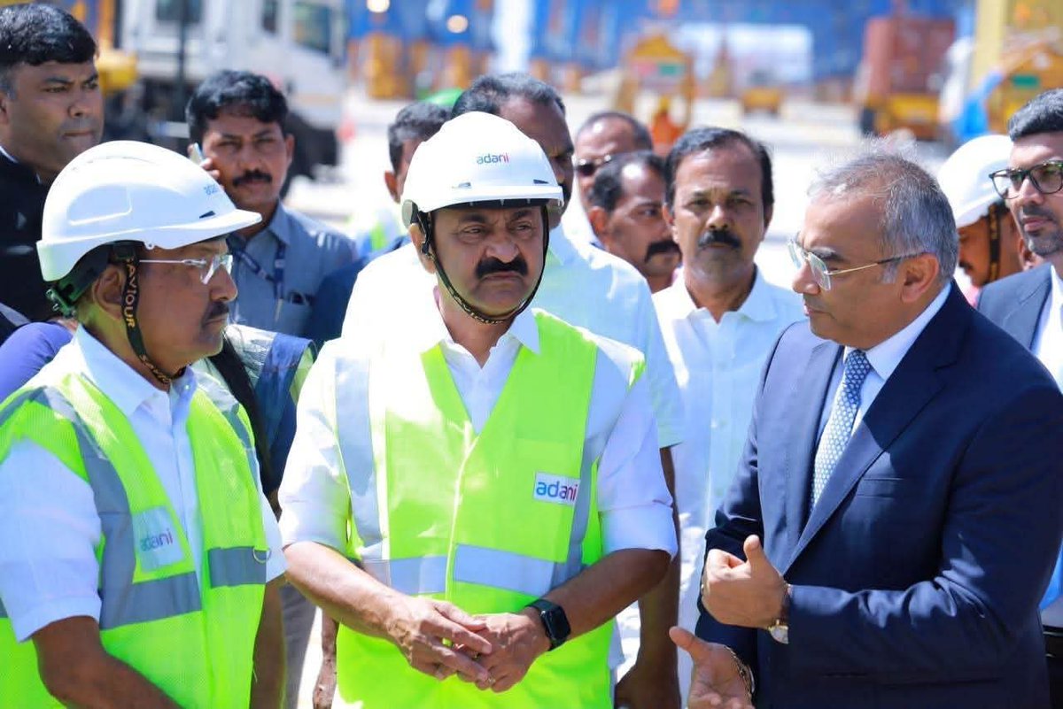 iprdkerala's tweet photo. Chief Minister V.D. Satheesan inaugurates full-scale EXIM operations at Vizhinjam International Seaport and flags off the first EXIM container, heralding a new era for Kerala’s global trade 

#Vizhinjamport  #VDSatheesan #Keralagovernment https://t.co/RFaoPYK7oP