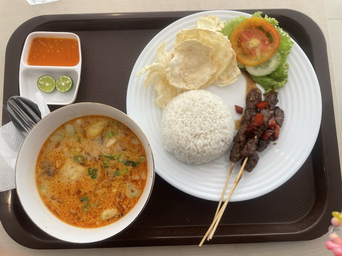 ggtaaaa's tweet photo. lunch hari ini berhasil war soto tangkar hasil lari turun 2 lantai😍😍😍 https://t.co/ADHo4ODgMW