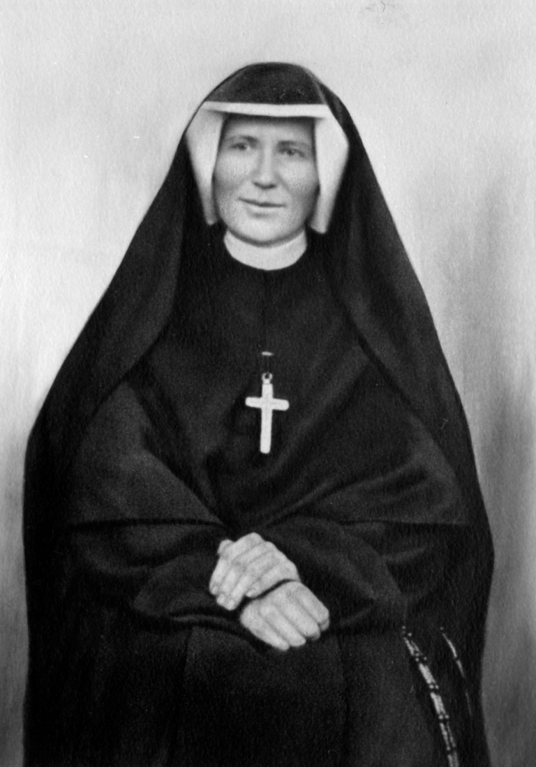 ZDzienniczka's tweet photo. Kiedy raz zapytałam Pana Jezusa, jak może znieść tyle występków i różnych zbrodni, i nie karze ich – odpowiedział mi Pan: Na ukaranie mam wieczność, a teraz przedłużam im czas miłosierdzia, ale biada im, jeżeli nie poznają czasu nawiedzenia mego (Dz.1160). https://t.co/PZ4f82CoRf
