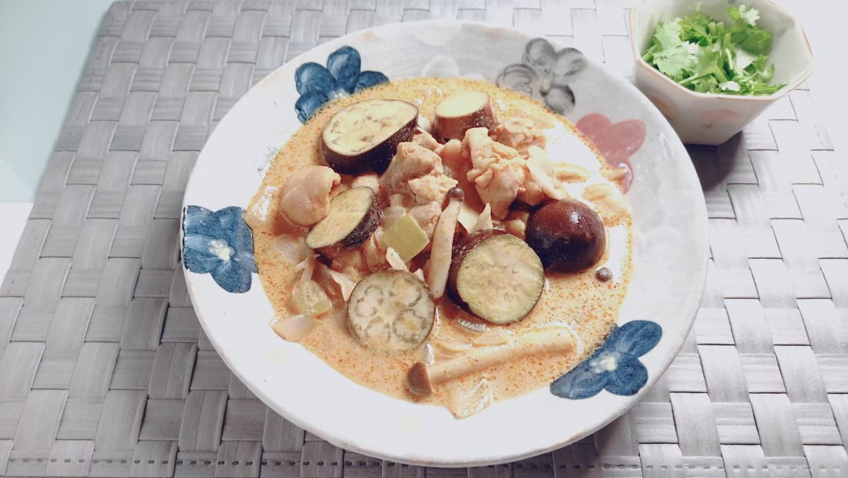 AmenoPrincess's tweet photo. また暑くなりましたね～(*´д｀*)
・マッサマンカレー
・コブサラダ納豆ドレッシング
どこらへんがコブサラダなのかあやしいですけど🤣
#夕食 #晩ごはん #料理 #手料理 #おうちごはん #cooking #cookingram #food #foods #foodie #foodstagram https://t.co/fKZbWWTOm8