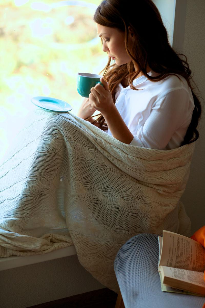 jYEWiVrkKY6U9's tweet photo. Just spent the whole afternoon curled up with a warm latte and my favorite book—this is exactly what slow weekends are made of. https://t.co/TEsQllRBBh