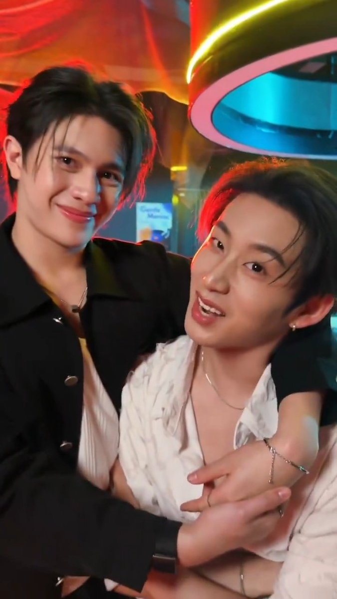 loving_fictions's tweet photo. William's smile 😭😭😭😭😭😭😭

#YouManiacSeries 
#WilliamEst #วิลเลี่ยมเอส https://t.co/WhpFPpjy1a
