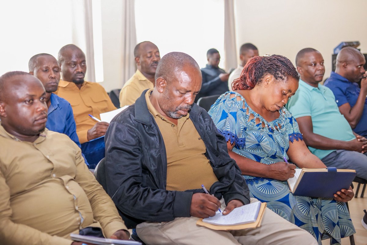 muhaziyacu's tweet photo. Iburasirazuba: Abahinzi barasabwa kwitabira ubuhinzi budakomeretsa ubutaka (Conservation Agriculture), burimo guharura no gusasira imyaka, cyane cyane mu bice bikunze kwibasirwa n’izuba.

Ubu ni bumwe mu buryo buri kuganirwaho mu nama yaguye y’ubuhinzi ku myiteguro y’igihembwe cy’ihinga 2027A, ihuje abayobozi b’inzego z’ibanze, Ikigo Gishinzwe Iterambere ry'Ubuhinzi n'Ubworozi mu Rwanda (RAB)@RwandaAgriBoard n’abafatanyabikorwa mu buhinzi mu Ntara y’Iburasirazuba @RwandaEast .

Ubu buryo bugamije kubungabunga ubuhehere bw’ubutaka, kurwanya isuri no kongera umusaruro mu guhangana n’imihindagurikire y’ikirere.