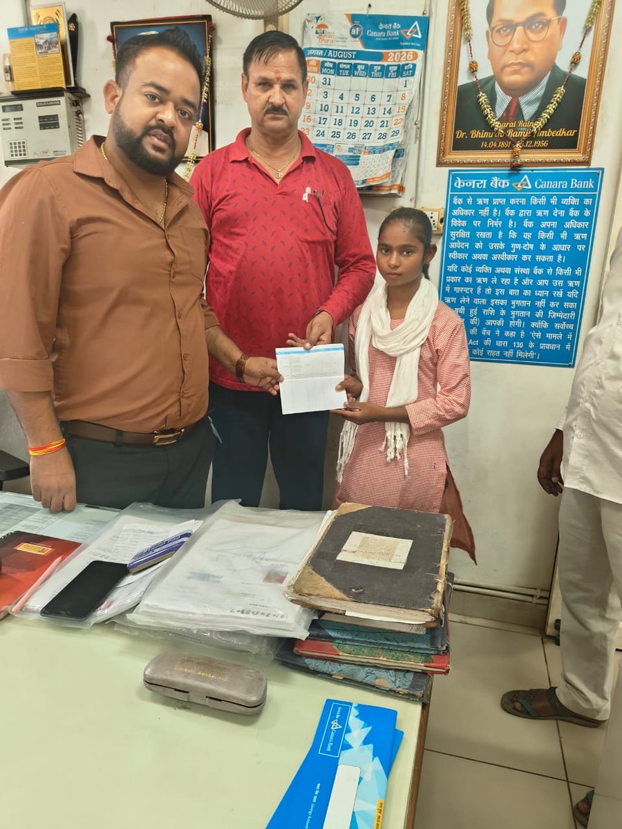 basicshiksha_up's tweet photo. मेहनत को मिला सम्मान, बेटियों के सपनों को मिली नई उड़ान

मेरठ: विकास क्षेत्र परीक्षितगढ़ के उच्च प्राथमिक विद्यालय बोंद्रा की दो छात्राओं ने अपनी मेहनत और उत्कृष्ट शैक्षणिक प्रदर्शन से विद्यालय का गौरव बढ़ाया। कक्षा 8 की छात्रा आरती को ₹5,000 तथा कक्षा 7 की छात्रा तनिष्का को ₹3,000 की केनरा विद्या ज्योति छात्रवृत्ति से सम्मानित किया गया।

केनरा बैंक द्वारा अध्ययन में उत्कृष्ट प्रदर्शन करने वाली छात्राओं को प्रदान की जाने वाली यह छात्रवृत्ति बेटियों को निरंतर आगे बढ़ने और अपने सपनों को साकार करने के लिए प्रोत्साहित करती है। छात्राओं की इस उपलब्धि पर विद्यालय परिवार ने प्रसन्नता व्यक्त करते हुए उनके उज्ज्वल भविष्य की कामना की।

बेसिक शिक्षा विभाग विद्यार्थियों, विशेषकर बेटियों की प्रतिभा और मेहनत को प्रोत्साहित करने तथा उन्हें शिक्षा के माध्यम से आगे बढ़ने के अवसर उपलब्ध कराने के लिए निरंतर प्रयासरत है।

 #SchoolEducation #SamagraShiksha #BasicEducationUP #BasicShikshaUP