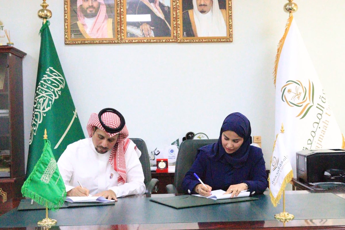 mu_dsa's tweet photo. وقّعت جامعة المجمعة مذكرة تفاهم مع شركة موطن الحلول (SHC)؛ لتعزيز التعاون في مجالات الابتكار، وبناء القدرات الطلابية، والتمثيل الدولي.

وتهدف المذكرة إلى دعم منظومة المشاريع الابتكارية والاختراعات، وتمكين الطلبة من تطوير أفكارهم ومشاريعهم، وتعزيز مشاركة الجامعة وتمثيلها المشرّف في المعارض والمسابقات والمحافل المحلية والإقليمية والدولية المتخصصة في مجالات الابتكار والاختراع.
