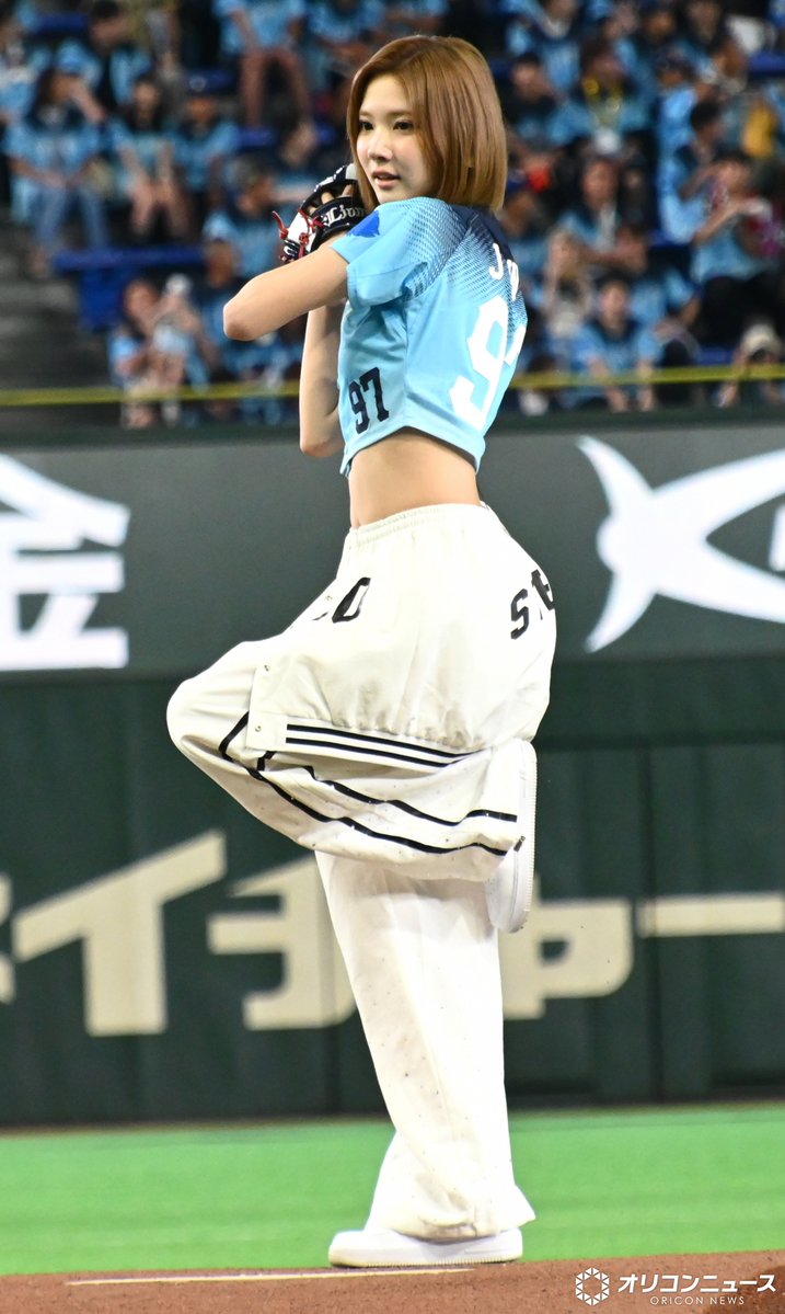 oricon's tweet photo. Hearts2Hearts、東京ドームに全員登場✨️

始球式ではジウが美しいフォームで魅せる⚾️
「100点です！」
https://t.co/OiUIdGO8EU https://t.co/J0RSG9KQqS