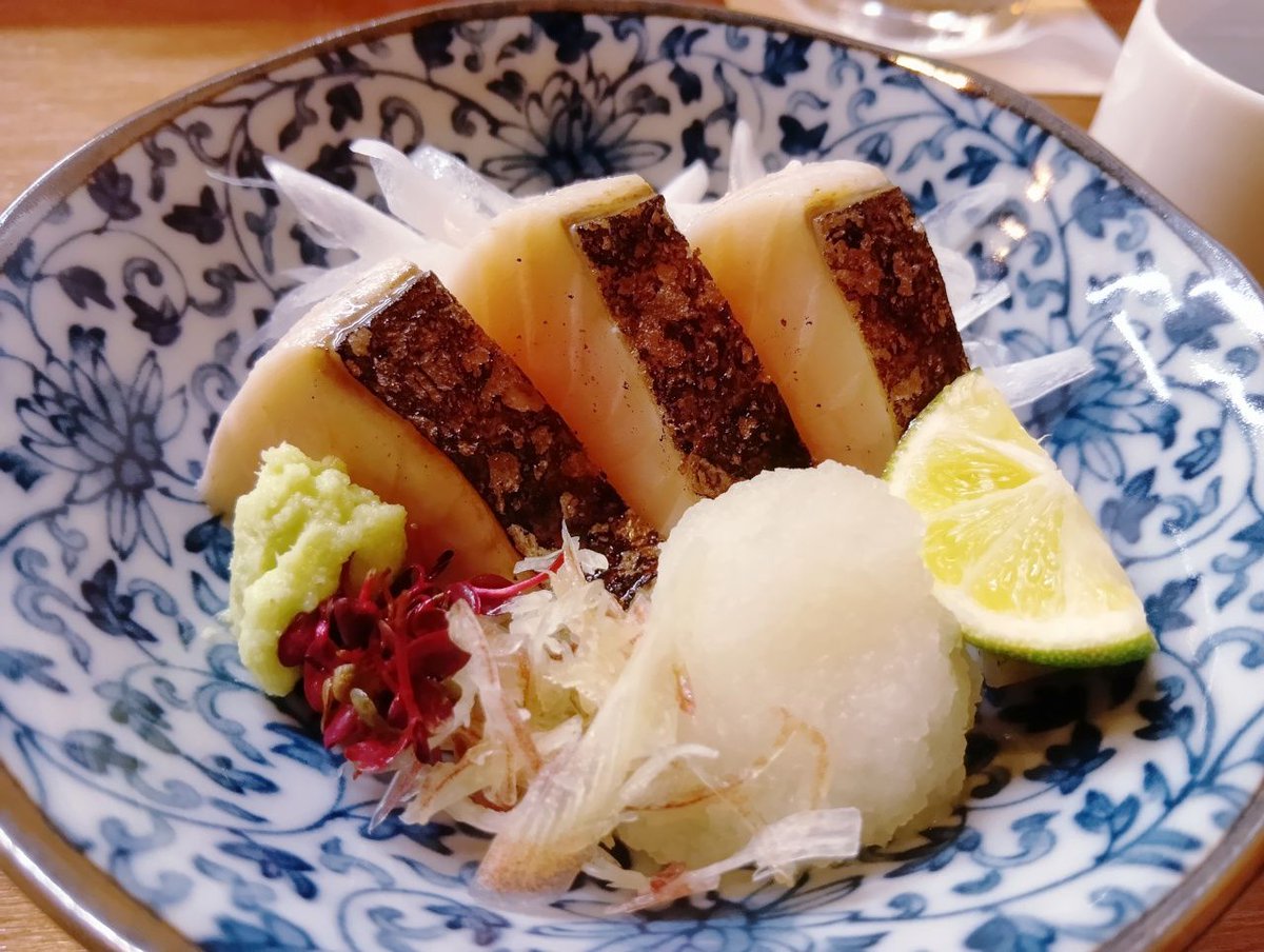 MeshiNaviSystem's tweet photo. 大阪・裏難波の「#哲」で一献。自家製ローストビーフ、どて焼き、鰆のきずし、おでんを摘みながら、生ビールや白鷹の燗を嗜みました。おでんは、竹の子と和牛ツラミ、練りもんを注文。料理は何れも上質で、レスポンスの良い接客も快適。落ち着いて呑める良店です。 https://t.co/Ux2AuCIwQO