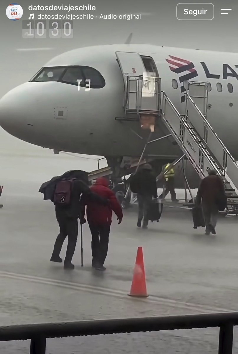 GaboAir's tweet photo. La aviación comercial no se detiene por condiciones meteorológicas adversas, excepto que afecten a la seguridad de las personas y de las operaciones en general.

Pero quizás los aeropuertos deberían tener obligatoriamente ciertas instalaciones y servicios de rampa que mejoren el embarque en condiciones similares a las que se ven en el video. 👇

Porque ir a volar mojado por la lluvia, podría tener el riesgo de una enfermedad en días posteriores, o viajar de manera incómoda.

📸 Instagram "datosdeviajeschile"