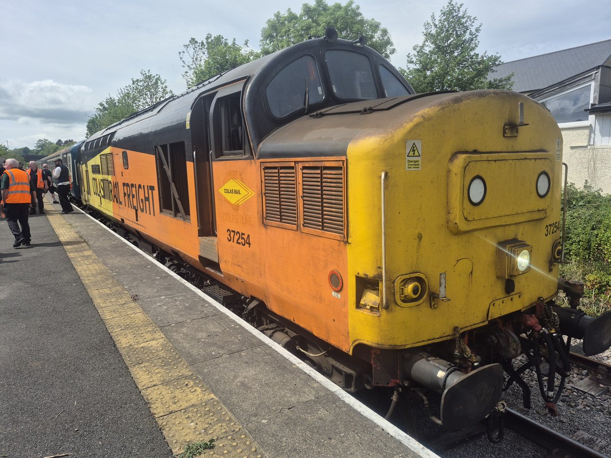 LordSpoonGoon47's tweet photo. @holtona72 @ColasRailUK @TheGrowlerGroup @Bennybizzle1 @Andym13 @MrDeltic15 @thesatnav89 @WilsonBone @LeicRailAle170 @kingy69beard #TractorTuesday my compilation for the days hashtag. A fine selection of various liveries too.  Come along and join the party, get ye 37s out folks. @trainfanmatt @StockportTrains @miles_chains @Bennybizzle1 @TomDearlove1 @NewtonBria81614 feel free anyone else too. https://t.co/TAD59GOejq
