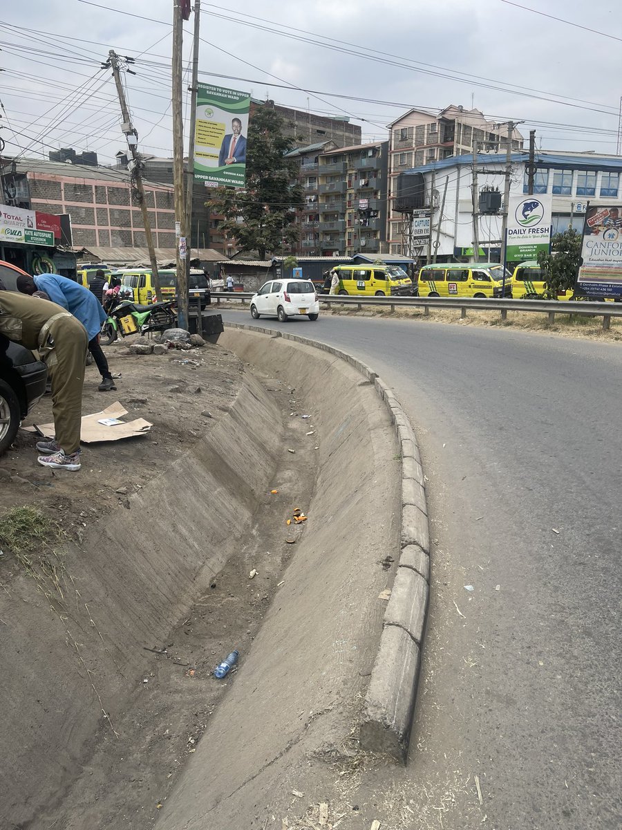 WillieOeba's tweet photo. Nimeona KURA wameanza kuclear drainage systems na kutengeneza water ways all over eastlands

Sasa citizens mambo ya kutupata takataka kwa mitaro tuwache 

Hii hi collective responsibility https://t.co/KpCqLCPNTw