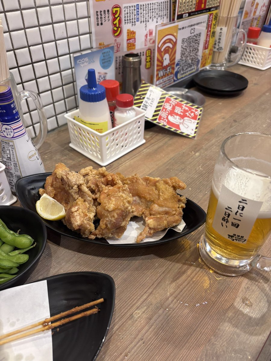sokkiab's tweet photo. 一人呑みで鶏ヤロー
スパイシー串初めて食べたけど中身、業スーの鶏とろ串ですかね。カリカリというよりか外サクサクの中フワフワって感じです。 https://t.co/I1FbNF8uYD