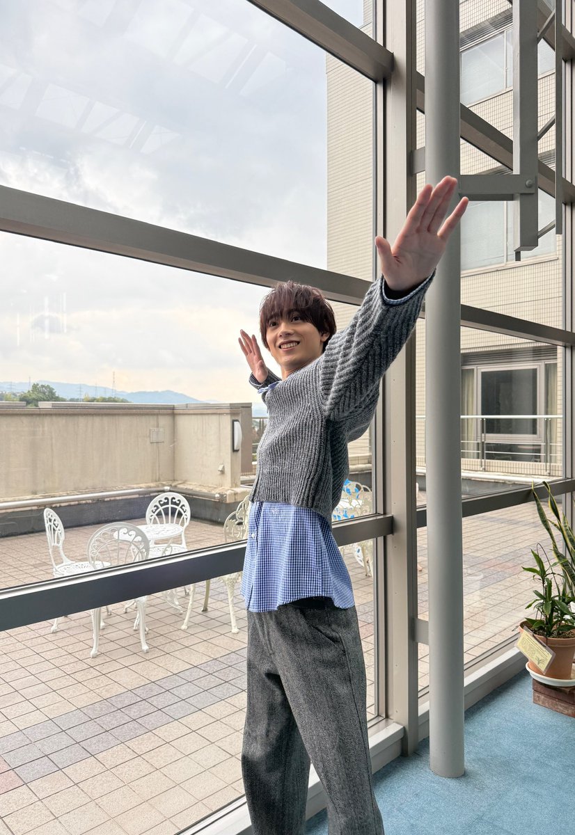 mizusawa_staff's tweet photo. 本日、学園祭のお知らせをしたので、、
昨年の学園祭時のオフショットを！

実は昨年の学園祭期間で映画「高校生家族」の撮影の為にバレーボールの練習をしていたのでこのポーズです🏐笑
(ﾔｯﾄ ﾀﾞｾﾀ､､!)

#たろふぉと https://t.co/gUONu9WAIy