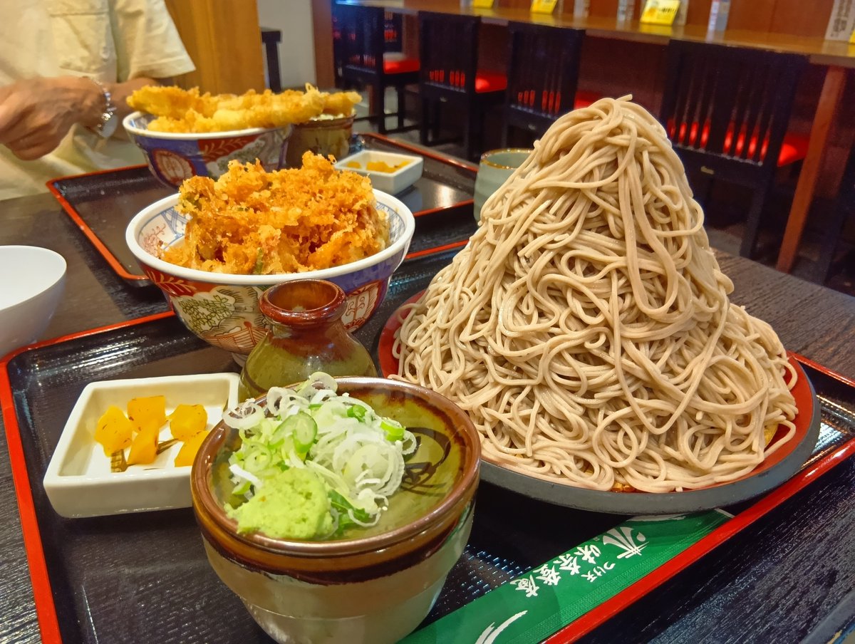 zin20019's tweet photo. 頑張って食べました。某有名な蕎麦店で名物の富士山盛りを食べました。年齢からいくと、この盛りは卒業します。 https://t.co/vHhhzfBIwu