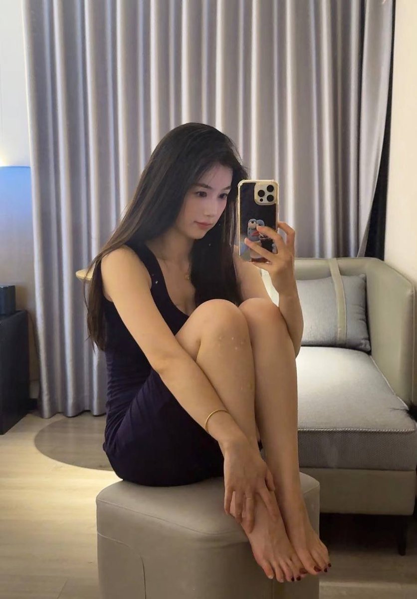 AbbyCollin5227's tweet photo. 我感觉自己现在挺反差的，生活里越来越明显。有时候会想，如果我再让自己更奔放、更随性一点，会不会有一天变得太骚，以后没人能满足我的欲望？其实也不是怕没人满足我，就是有点担心，就是怕自己变得太淫荡了，到底是继续放飞自我，还是稍微收敛一点呢，好纠结啊 https://t.co/C2S8dUCLa1