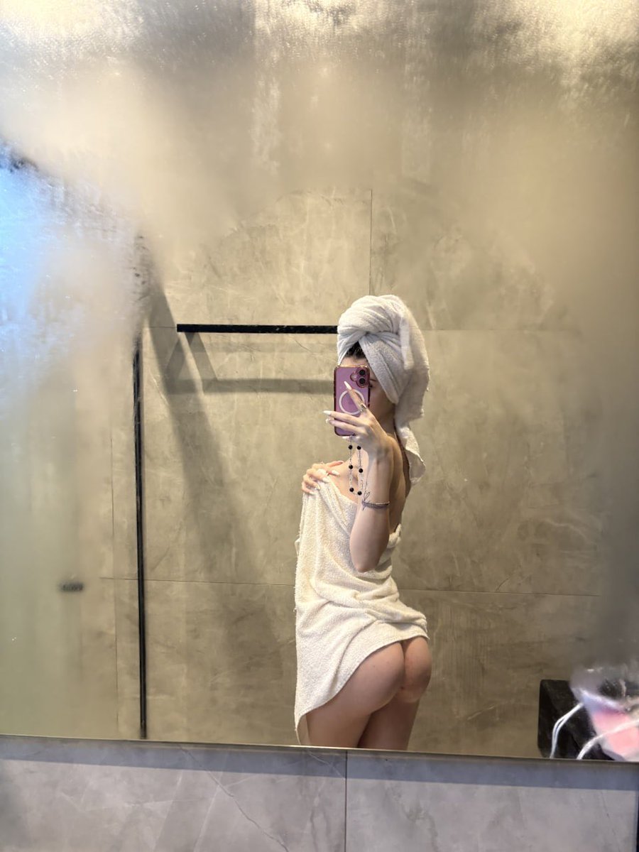 calliopebloss's tweet photo. seeing me naked is such a divine experience i'm literally a goddess https://t.co/eDMtPbWRvY
