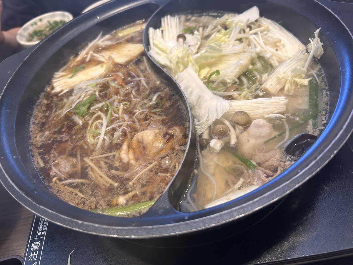 mapimapi2020's tweet photo. 次女の幼稚園時代からの仲良し6家族で夏休み恒例のしゃぶしゃぶ。
次女はママ友が迎え来てくれて、私はお昼まで仕事して遅れて合流。

小学校離れた子もいるけどみんな仲良し。
また中学で一緒になるの楽しみ♡

次はママたちだけで夏休みお疲れ様会の計画中( ˘ ³˘)

適当にぶち込みすぎの鍋🤣 https://t.co/gy0IzOL8ja