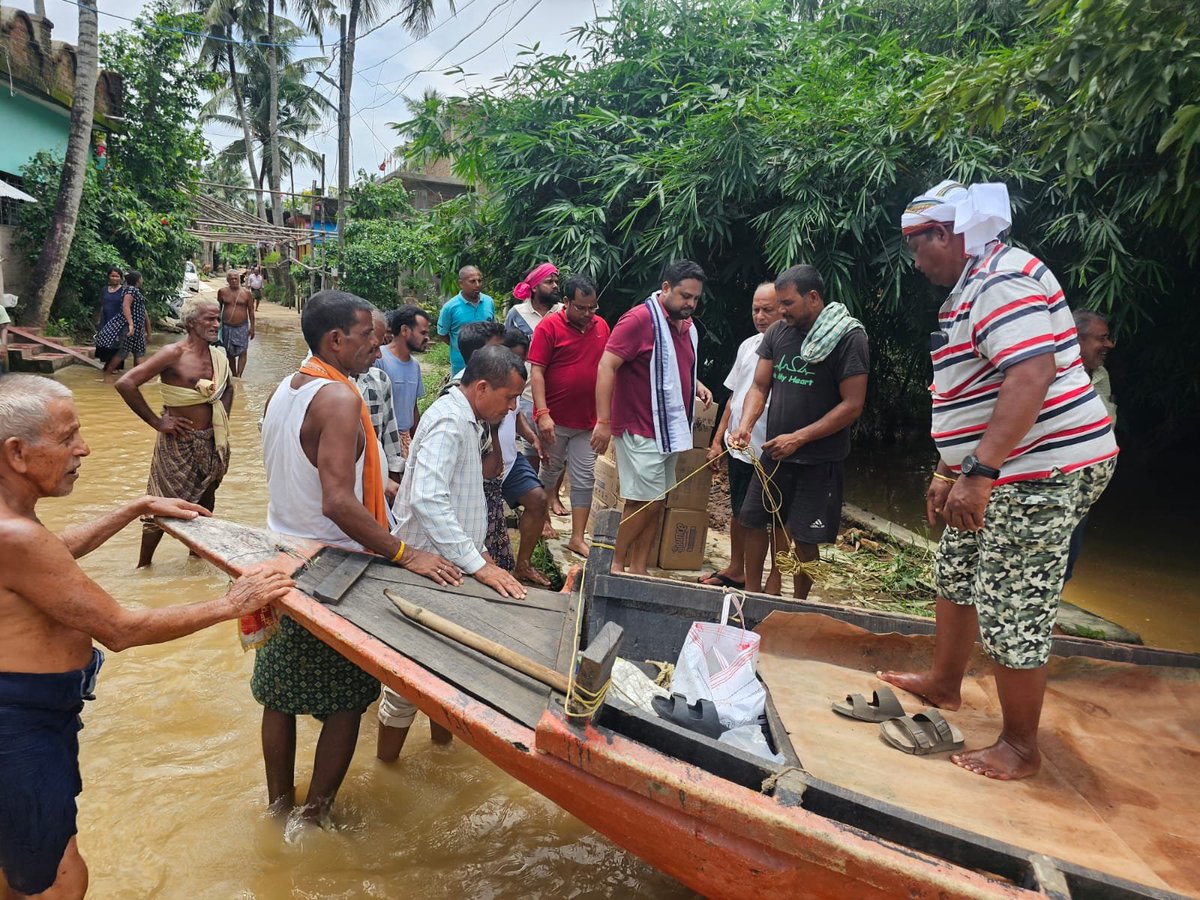 Anshumanbjd's tweet photo. At flood affected area in Rajnagar and pattamundai, kendrapada district. In such situations ever little help for helping our people is essential for bringing back to normal condition. 
@CMO_Odisha 
@sureshpujariofc 
@Naveen_Odisha 
@rdmodisha https://t.co/KoD1HvrvWk