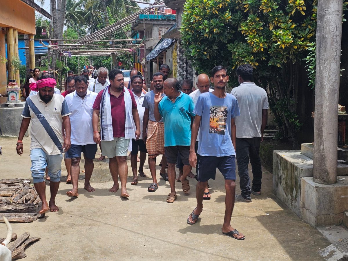 Anshumanbjd's tweet photo. At flood affected area in Rajnagar and pattamundai, kendrapada district. In such situations ever little help for helping our people is essential for bringing back to normal condition. 
@CMO_Odisha 
@sureshpujariofc 
@Naveen_Odisha 
@rdmodisha https://t.co/KoD1HvrvWk
