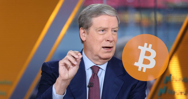 jarzoombek's tweet photo. Druckenmiller, jeden z najskuteczniejszych inwestorów, kupił cztery kopalnie bitcoina.

Rynek: „Legendarny inwestor wchodzi w krypto!"

Nie. On właśnie kupił coś zupełnie innego. A przy okazji pokazał, co dzieje się z całą branżą kopania BTC.
.
.
.
.
👇

Zacznijmy od tego, czym naprawdę jest kopalnia bitcoina.

To nie jest firma od krypto.
To wielka hala postawiona tam, gdzie prąd jest najtańszy na świecie. Z własnym przyłączem, transformatorami i chłodzeniem.

Koparki Bitcoina był tylko tym, co w takich halach stało.

Kopanie Bitcoina jest problemowe.

Wstawiasz maszyny, które w pewnym sensie "grają na loterii". Czasem wygrywasz dużo, czasem nic. Nie kontrolujesz nagrody, a co cztery lata sama się zmniejsza o połowę.

I nagle dostajesz propozycję

🗣️„Nie interesuje mnie kopanie Bitcoina . Zależy mi na twojej hali i twoim prądzie. Podpiszę umowę na 20 lat i będę ci płacił co miesiąc. Dużo. Zawsze tyle samo."

Tym kimś jest klient, który chce stworzyć w Twoim miejscu centrum danych pod AI.

I tu jest sedno.

AI potrzebuje dokładnie tego samego, co kopanie bitcoina: prądu, ziemi i pozwoleń.

Tylko że w Ameryce nie da się dziś ot tak dostać gigawata mocy. Kolejka do sieci energetycznej ciągnie się latami.

A kopalnie właśnie dokładnie to posiadają.

Nagle okazało się, że hale zbudowane pod kopanie Bitcoina są najcenniejszą nieruchomością w erze AI.

Dlatego Druckenmiller je kupił.

Nie dlatego, że wierzy w bitcoina. Dlatego, że kupił prąd pod AI najtaniej, jak się dało.

A co to oznacza dla samego Bitcoina?

Tu robi się naprawdę ciekawie. Bo skutki są dwa i idą w przeciwne strony.

✅Skutek pierwszy, dobry.

Kopalnie przez lata musiały sprzedawać wykopane BTC, żeby opłacić prąd. Były stałym, przymusowym sprzedawcą na rynku.
Teraz mają inne pieniądze:  z czynszu za AI. 
Nie muszą sprzedawać.

Mniej przymusowej podaży to mniej ciągłego ciśnienia na cenę.

❌Skutek drugi, negatywny.

Bezpieczeństwo Bitcoina opiera się na tym, że tysiące maszyn na całym świecie liczą dla sieci. Im ich więcej, tym trudniej sieć zaatakować.
Jeśli coraz więcej hal przechodzi na AI, bo AI po prostu płaci więcej za ten sam prąd, to Bitcoin traci część swojego zaplecza.

Podusmowanie:

Bitcoin nie przestanie działać. Sieć sama obniża trudność, więc ci, którzy zostaną, będą zarabiać więcej. To się samo równoważy.

Ale zmienia się coś głębszego: Bitcoin przestał być najlepszym sposobem na zarobienie na tanim prądzie.
Po raz pierwszy od 2009 roku przegrał tę licytację.

To nie jest news o tym, że wielki inwestor uwierzył w krypto.

To news o tym, że najcenniejszym "surowcem" świata stał się dostęp do prądu.

✌️