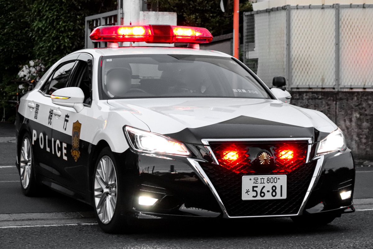 JC15_Chuo209's tweet photo. 警視庁　第四交通機動隊
210系クラウンアスリート　交通パトカー
【四交機206】

薄暗時間帯の出庫
#警視庁 #クラウン #パトカー https://t.co/MX121JiS29