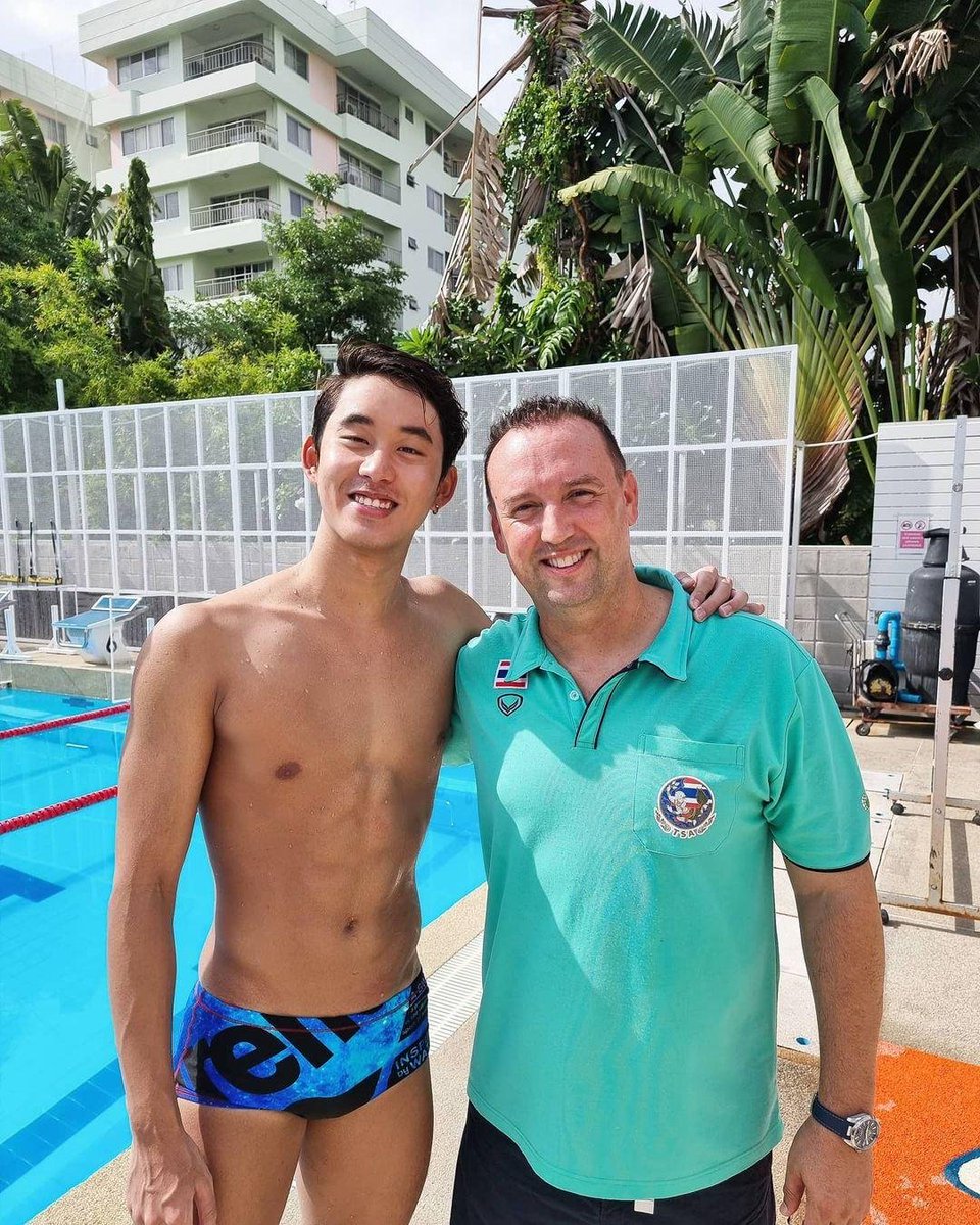hiithisisell's tweet photo. baru kemarin mau bahas body est, mumpung salfok sm belt, ternyata dari dulu pinggang est emang udh seramping itu 🤏🏻

dan ternyata ada penelitian nya juga, salah satu karakteristik yg sering ditemuin sama competitive swimmer itu bentuk torso yg cenderung kayak inverted triangle jdi bagian bahu atau dada lebih lebar terus mengecil ke arah pinggang. jadi selain emang pinggang est dari dulu kecil, bertahun-tahun renang juga bikin upper body dia kebentuk dan makin bikin pinggang nya keliatan ramping.

sekarang makin keliatan lagi karena est juga pernah bilang kalau ga salah dia sempat workout buat fokus bikin bagian waist nya lebih ramping, cmiiw, aku rada lupa ini 🤍 pantes tiap pake baju yg fit di badan pinggang nya bikin salfok mulu 😭 mantep 🤤