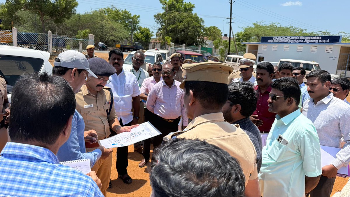 edisonvlk's tweet photo. இன்று வேளாங்கண்ணி புனித ஆரோக்கிய அன்னை ஆண்டு திருவிழா முன்னிட்டு நாகப்பட்டிணம் மாவட்ட ஆட்சியர் திரு.பிரவின் குமார் IAS அவர்கள் தலைமையிலும் மாவட்ட காவல் கண்காணிப்பாளா் திரு.கேல்கர் சுப்ரமண்யா பாலச்சந்திரா IPS அவர்கள் முன்னிலையிலும் கள ஆய்வு மற்றும் ஆலோசனை கூட்டம் நடைபெற்றது நிகழ்வில் வருவாய் கோட்டாச்சியர் அவர்கள் ,பேரூராட்சி உதவி இயக்குநர் அவர்கள்,உடன் நான் ,பேரூராட்சி தலைவர் டயானா ஷர்மிளா,பேராவய அதிபர் தந்தை இருதயராஜ் அடிகளார் மற்றும் அனைத்து துறை அதிகாரிகள் ,அனைத்து சமுதாய பஞ்சாயத்தார்கள் மற்றும் பொதுமக்கள்,அனைத்து வியபாரிகள் சங்க நிர்வாகிகள் பங்கேற்றனர்