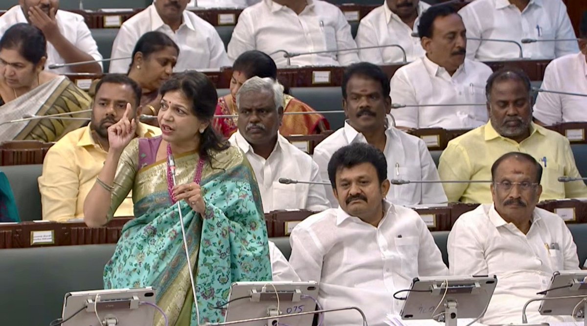 Sowmiyanbumani's tweet photo. தமிழ்நாடு சட்ட��ன்றத்தில் இன்றைய உரை .!

அரசு வேலை கானல் நீராக உள்ளது.
நீர்வளத்திட்டங்களுக்கான நிதி பட்ஜெட்டில் ஒதுக்கவில்லை.
--------------------
சேவை உரிமை சட்டத்தை நிறைவேற்றுவதாக அறிவித்திருந்த அரசுக்கு வாழ்த்துக்கள். இந்த கோரிக்கையை நிறைவேற்ற பாமக 13 வ��ுடங்களாக குரல் கொடுத்து வருகிறது. வேளாண் துறைக்கு வெறும் ₹16,000 கோடி தான் ஒதுக்கி உள்ளீர்கள். இது மிகவும் குறைவு.

வேளாண் நிதிநிலை அறிக்கையில் எதிர்பார்த்த நிறைய விஷயங்கள் இல்லை. ரூ56,985 கோடி மூலதன செலவினங்களுக்கு ஒதுக்கி உள்ளீர்கள். ஆனால் முக்கியமானதாக நீர்ப்பாசன திட்டங்களுக்கு அதிகமாக நிதி ஒதுக்கி இருக்க வேண்டும்.

தமிழ்நாட்டில் பெய்யும் மழை நீர் எல்லாம் வீணாக கடலில் கலக்கிறத���. 10 கிலோ மீட்டருக்கு ஒரு தடுப்பணையை கட்ட வேண்டும் அவ்வாறு கட்டினால்தான் தண்ணீரை சேமிக்க முடியும்.

தருமபுரிக்கு இரண்டு டிஎம்சி நீரும், சேலத்திற்கு 5 டிஎம்சி நீரும் தேவைப்படுகிறது. தமிழ்நாட்டில் 35 பெரிய ஆறுகள் இருக்கின்றன. அவற்றில் தடுப்பணை கட்டினால் கடலில் கலக்கும் நீரை தடுக்க முடியும். இதன் மூலம் 100 டிஎம்சி தண்ணீரை சேமிக்க முடியும்.

தமிழ்நாட்டில் 42,000 ஏரிகள் இருந்தது. தற்பொழுது 27,000 ஏரிகள் மட்டும்தான் உள்ளது. இவற்றை த���ர்வாரினால் மட்டுமே 150 டிஎம்சி தண்ணீரை தேக்கி வைக்க முடியும்.

விவசாயிகளுக்காக ஒதுக்கப்படும் மாநிலங்கள் முறையாக விவசாயிகளுக்கு சென்று சேரவில்லை என்று அரசு அதிகாரிகளின் மீதும் விவசாயிகள் குற்றச்சாட்டை முன்வைக்கின்றனர்.

பட்ஜெட்டில் வேலை வாய்ப்புகள் அதிகமாக இருக்கும் என்று எதிர்பார்த்தோம். ஆனால் அவ்வாறு இல்லை. லட்சக்கணக்கான இளைஞர்கள் படித்து விட்டு வெளியே வருகிறார்கள் அ��ர்கள் எதிர்பார்ப்பது அரசு வேலைகள்தான்.

3000 அரசுப் பணிக்கு, 30,000 பேர் தேர்வு எழுதுகிறார்கள். 10 ஆண்டுகளாக தேர்வு எழுதுகிறார்கள். இருப்பினும் வேலை கிடைக்கவில்லை‌. தேர்வில் தேர்ச்சி பெற்றுவிட்டபின்னும் வேலை கிடைக்கவிக்லை. அரசு வேலை என்பது கானல் நீராகத்தான் உள்ளது.

அரசானை 152 படி சென்னை மாநகராட்சி தவிர மீதி உள்ள 20 மாநகராட்சிகளில் பணிகள் இல்லை. அனைத்து பணிகளும் ஒப்பந்ததாரர்களுக்கு வழங்கப்படும் என்ற அரசாணை வெளியிடப்பட்டுள்ளது.

479 பேரூராட்சிகளில் அவுட் சோர்சிங் (குத்தகை) மூலமாகத்தான் பணிகள் நிரப்பப்பட்டு வருகிறது. 35,000 அரசு பணிகள் கால���யாகி உள்ளது. கிட்டத்தட்ட 52,000 பணிகள் இந்த அரசாணை மூலமாக போய்விட்டது.

ஒப்பந்த தொழிலாளர்கள் சந்திக்கும் பிரச்சனை ஏராளம். உழைப்பு சுரண்டபடுகிறது. சமூகநீதிக்கான இட ஒதுக்கீட்டுக்கு இடமே இல்லை. வேலைவாய்ப்பில் குத்தகை முறையை ஒழித்து விட வேண்டும். இவ்வாறு ஒழித்தால்தான் இட ஒதுக்கீடு பாதுகாக்கப்படும் மனித உரிமை மீறல் பாதுகாக்கப்படும்.

தனியார் நிறுவனங்களில் வேலை கிடைப்பதற்கான பாலிசி டெசிஷனை தமிழ்நாடு முன்னெடுக்க வேண்டும் மாற்றம் என்று சொல்லித்தான் ஆட்சிக்கு வந்திருக்கிறார்கள். இப்படிப்பட்ட மாற்றத்தை கொடுக்க வேண்டும் என்பதற்காகத்தான், அன்புமணி அவர்கள் மத்திய சுகாதாரத்துறை அமைச்சராக இருந்தபொழுது பல்வேறு திட்டங்களை கொண்டு வந்தார்.

சமூக நீதி கணக்கெடுப்பு,
கூட்டுறவு கடன் தள்ளுபடி, இலவச மின்சாரம், டாஸ்மார்க் மதுக்கடைகளை படிப்படியாக மூடி பெண்களின் ம���ிழ்ச்சி உறுதி செய்ய வேண்டும் போன்ற எதிர்பார்ப்புகள் உள்ளது.

காவிரி - தருமபுரி உபரி நீர் திட்டத்தை தயவு செய்து மறந்து விடாதீர்கள். தருமபுரி மாவட்டத்திற்கு காவிரி உபரி நீரை கொண்டு வாருங்கள். விவசாயிகளின் வாழ்வாதாரத்தை மேம்படுத்துங்கள்.!

#TNAssembly | #PMK