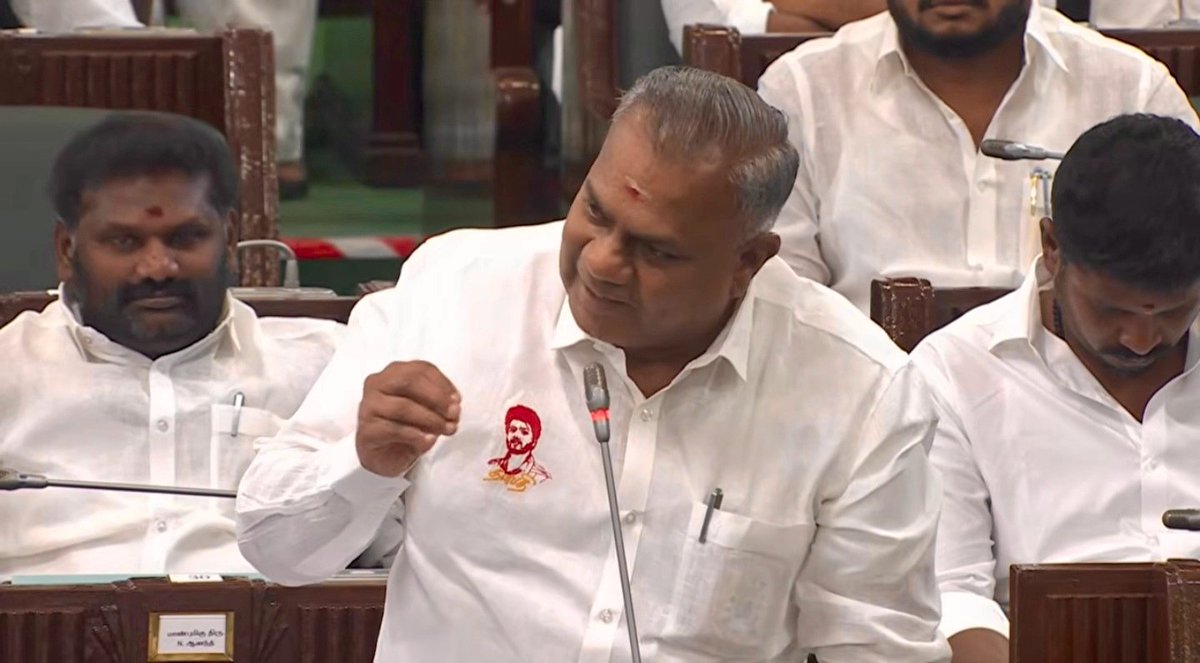 Sowmiyanbumani's tweet photo. தமிழ்நாடு சட்ட��ன்றத்தில் இன்றைய உரை .!

அரசு வேலை கானல் நீராக உள்ளது.
நீர்வளத்திட்டங்களுக்கான நிதி பட்ஜெட்டில் ஒதுக்கவில்லை.
--------------------
சேவை உரிமை சட்டத்தை நிறைவேற்றுவதாக அறிவித்திருந்த அரசுக்கு வாழ்த்துக்கள். இந்த கோரிக்கையை நிறைவேற்ற பாமக 13 வ��ுடங்களாக குரல் கொடுத்து வருகிறது. வேளாண் துறைக்கு வெறும் ₹16,000 கோடி தான் ஒதுக்கி உள்ளீர்கள். இது மிகவும் குறைவு.

வேளாண் நிதிநிலை அறிக்கையில் எதிர்பார்த்த நிறைய விஷயங்கள் இல்லை. ரூ56,985 கோடி மூலதன செலவினங்களுக்கு ஒதுக்கி உள்ளீர்கள். ஆனால் முக்கியமானதாக நீர்ப்பாசன திட்டங்களுக்கு அதிகமாக நிதி ஒதுக்கி இருக்க வேண்டும்.

தமிழ்நாட்டில் பெய்யும் மழை நீர் எல்லாம் வீணாக கடலில் கலக்கிறத���. 10 கிலோ மீட்டருக்கு ஒரு தடுப்பணையை கட்ட வேண்டும் அவ்வாறு கட்டினால்தான் தண்ணீரை சேமிக்க முடியும்.

தருமபுரிக்கு இரண்டு டிஎம்சி நீரும், சேலத்திற்கு 5 டிஎம்சி நீரும் தேவைப்படுகிறது. தமிழ்நாட்டில் 35 பெரிய ஆறுகள் இருக்கின்றன. அவற்றில் தடுப்பணை கட்டினால் கடலில் கலக்கும் நீரை தடுக்க முடியும். இதன் மூலம் 100 டிஎம்சி தண்ணீரை சேமிக்க முடியும்.

தமிழ்நாட்டில் 42,000 ஏரிகள் இருந்தது. தற்பொழுது 27,000 ஏரிகள் மட்டும்தான் உள்ளது. இவற்றை த���ர்வாரினால் மட்டுமே 150 டிஎம்சி தண்ணீரை தேக்கி வைக்க முடியும்.

விவசாயிகளுக்காக ஒதுக்கப்படும் மாநிலங்கள் முறையாக விவசாயிகளுக்கு சென்று சேரவில்லை என்று அரசு அதிகாரிகளின் மீதும் விவசாயிகள் குற்றச்சாட்டை முன்வைக்கின்றனர்.

பட்ஜெட்டில் வேலை வாய்ப்புகள் அதிகமாக இருக்கும் என்று எதிர்பார்த்தோம். ஆனால் அவ்வாறு இல்லை. லட்சக்கணக்கான இளைஞர்கள் படித்து விட்டு வெளியே வருகிறார்கள் அ��ர்கள் எதிர்பார்ப்பது அரசு வேலைகள்தான்.

3000 அரசுப் பணிக்கு, 30,000 பேர் தேர்வு எழுதுகிறார்கள். 10 ஆண்டுகளாக தேர்வு எழுதுகிறார்கள். இருப்பினும் வேலை கிடைக்கவில்லை‌. தேர்வில் தேர்ச்சி பெற்றுவிட்டபின்னும் வேலை கிடைக்கவிக்லை. அரசு வேலை என்பது கானல் நீராகத்தான் உள்ளது.

அரசானை 152 படி சென்னை மாநகராட்சி தவிர மீதி உள்ள 20 மாநகராட்சிகளில் பணிகள் இல்லை. அனைத்து பணிகளும் ஒப்பந்ததாரர்களுக்கு வழங்கப்படும் என்ற அரசாணை வெளியிடப்பட்டுள்ளது.

479 பேரூராட்சிகளில் அவுட் சோர்சிங் (குத்தகை) மூலமாகத்தான் பணிகள் நிரப்பப்பட்டு வருகிறது. 35,000 அரசு பணிகள் கால���யாகி உள்ளது. கிட்டத்தட்ட 52,000 பணிகள் இந்த அரசாணை மூலமாக போய்விட்டது.

ஒப்பந்த தொழிலாளர்கள் சந்திக்கும் பிரச்சனை ஏராளம். உழைப்பு சுரண்டபடுகிறது. சமூகநீதிக்கான இட ஒதுக்கீட்டுக்கு இடமே இல்லை. வேலைவாய்ப்பில் குத்தகை முறையை ஒழித்து விட வேண்டும். இவ்வாறு ஒழித்தால்தான் இட ஒதுக்கீடு பாதுகாக்கப்படும் மனித உரிமை மீறல் பாதுகாக்கப்படும்.

தனியார் நிறுவனங்களில் வேலை கிடைப்பதற்கான பாலிசி டெசிஷனை தமிழ்நாடு முன்னெடுக்க வேண்டும் மாற்றம் என்று சொல்லித்தான் ஆட்சிக்கு வந்திருக்கிறார்கள். இப்படிப்பட்ட மாற்றத்தை கொடுக்க வேண்டும் என்பதற்காகத்தான், அன்புமணி அவர்கள் மத்திய சுகாதாரத்துறை அமைச்சராக இருந்தபொழுது பல்வேறு திட்டங்களை கொண்டு வந்தார்.

சமூக நீதி கணக்கெடுப்பு,
கூட்டுறவு கடன் தள்ளுபடி, இலவச மின்சாரம், டாஸ்மார்க் மதுக்கடைகளை படிப்படியாக மூடி பெண்களின் ம���ிழ்ச்சி உறுதி செய்ய வேண்டும் போன்ற எதிர்பார்ப்புகள் உள்ளது.

காவிரி - தருமபுரி உபரி நீர் திட்டத்தை தயவு செய்து மறந்து விடாதீர்கள். தருமபுரி மாவட்டத்திற்கு காவிரி உபரி நீரை கொண்டு வாருங்கள். விவசாயிகளின் வாழ்வாதாரத்தை மேம்படுத்துங்கள்.!

#TNAssembly | #PMK