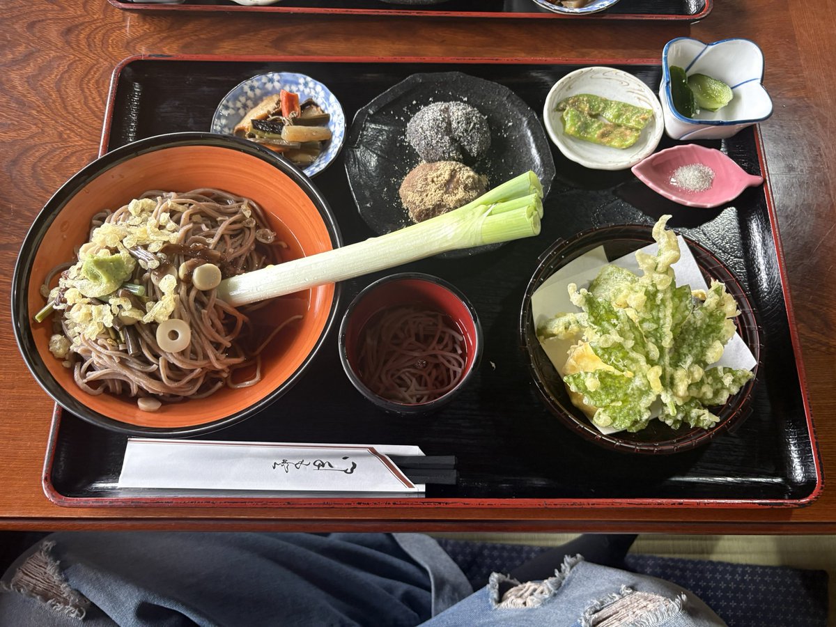 7342Yuuta's tweet photo. 大内宿で数年ぶりにネギそば😋
駐車場混んでたけど中ガラガラでとっても歩きやすかった✌️

あと寒かった😇 https://t.co/1DLzyjYPTM