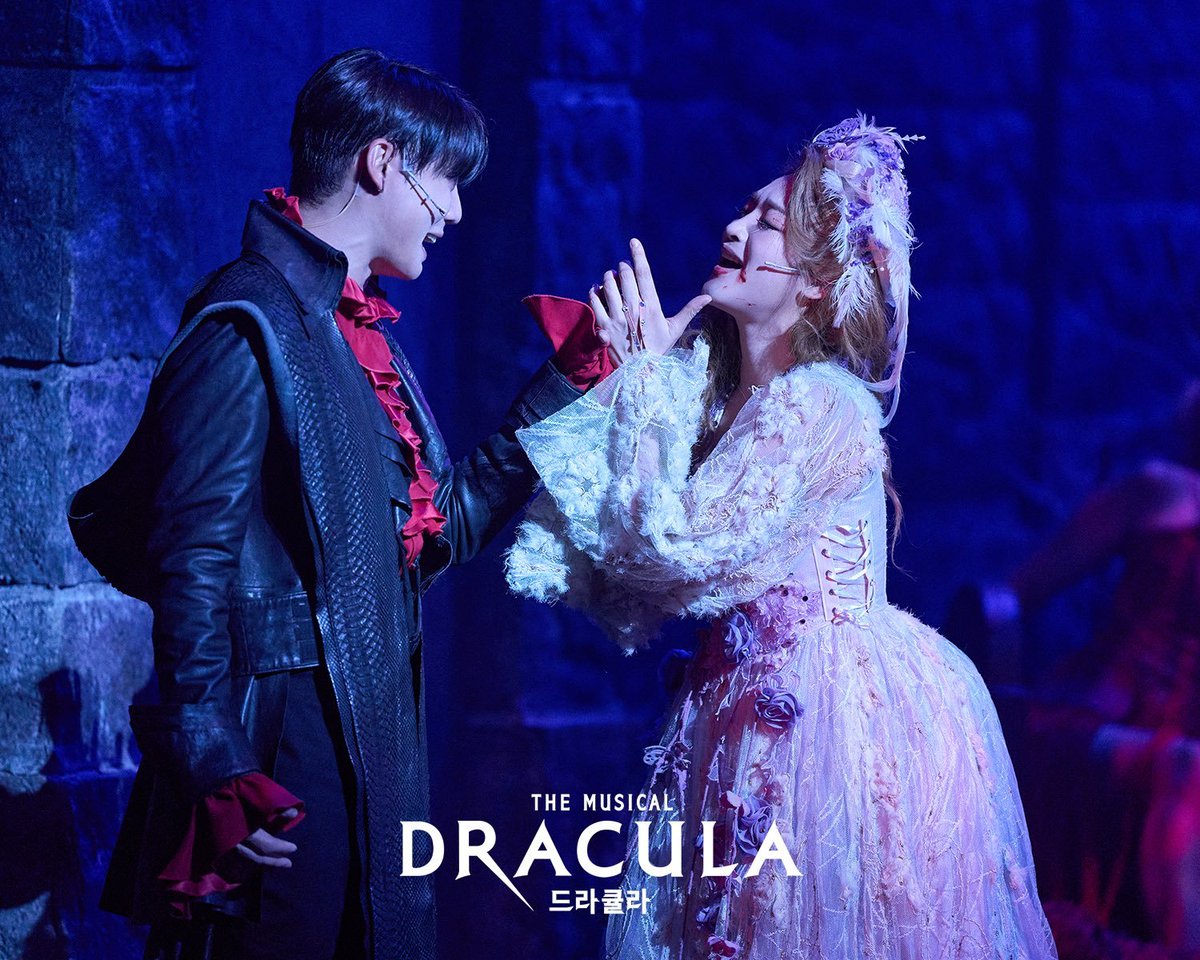 XIAFRAME's tweet photo. ⌇ 사진
@ od_musical
#뮤지컬 #드라큘라

드라마틱한 선율로 완성되는
거부할 수 없는 매혹의 대서사시

시간과 운명을 거슬러 다시 마주한 순간
강렬한 사랑이 다시 시작된다!

심장을 멈추고 선택한 운명적인 사랑
𝐃𝐑𝐀𝐂𝐔𝐋𝐀 : 𝐓𝐡𝐞 𝐌𝐮𝐬𝐢𝐜𝐚𝐥

#NowPlaying
#LG아트센터서울LGSIGNATURE홀

#김준수 #XIA #준수 #KIMJUNSU
#XIA준수 #시아준수 #ジュンス #金俊秀
#뮤지컬드라큘라 #DRACULA #샤큘