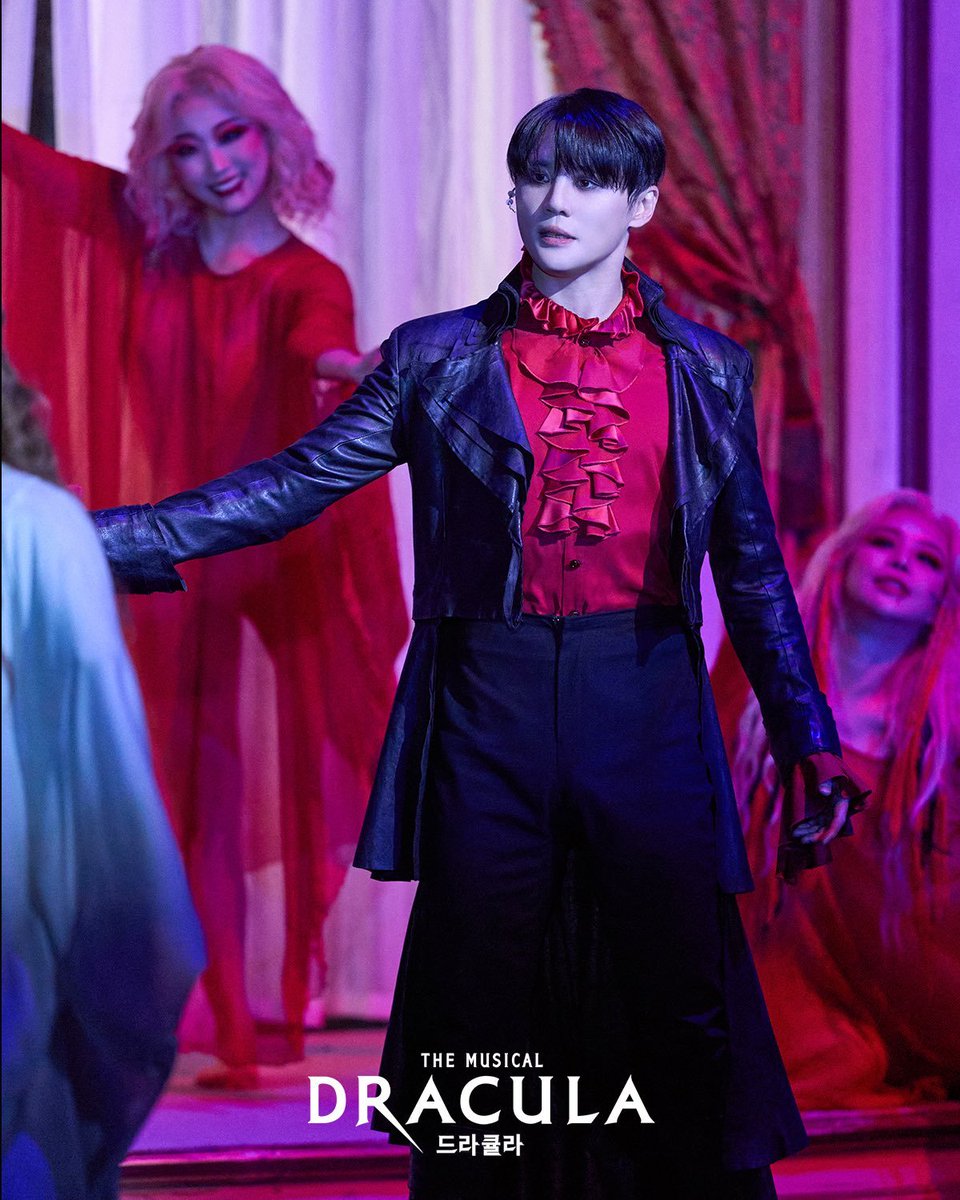 XIAFRAME's tweet photo. ⌇ 사진
@ od_musical
#뮤지컬 #드라큘라

드라마틱한 선율로 완성되는
거부할 수 없는 매혹의 대서사시

시간과 운명을 거슬러 다시 마주한 순간
강렬한 사랑이 다시 시작된다!

심장을 멈추고 선택한 운명적인 사랑
𝐃𝐑𝐀𝐂𝐔𝐋𝐀 : 𝐓𝐡𝐞 𝐌𝐮𝐬𝐢𝐜𝐚𝐥

#NowPlaying
#LG아트센터서울LGSIGNATURE홀

#김준수 #XIA #준수 #KIMJUNSU
#XIA준수 #시아준수 #ジュンス #金俊秀
#뮤지컬드라큘라 #DRACULA #샤큘