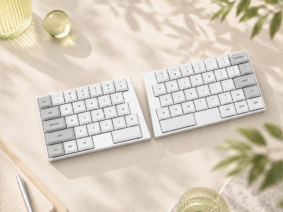 elimkeys_jp's tweet photo. 朝の光と、静かなデスク。
使う場所に合わせて、キーボードの形も変えていく。
Elytraは、毎日の作業に寄り添う完全ワイヤレス分割キーボードです。
#ElimKeys #Elytra #デスクセットアップ #キーボード #分割キーボード https://t.co/x1eNNwubNO