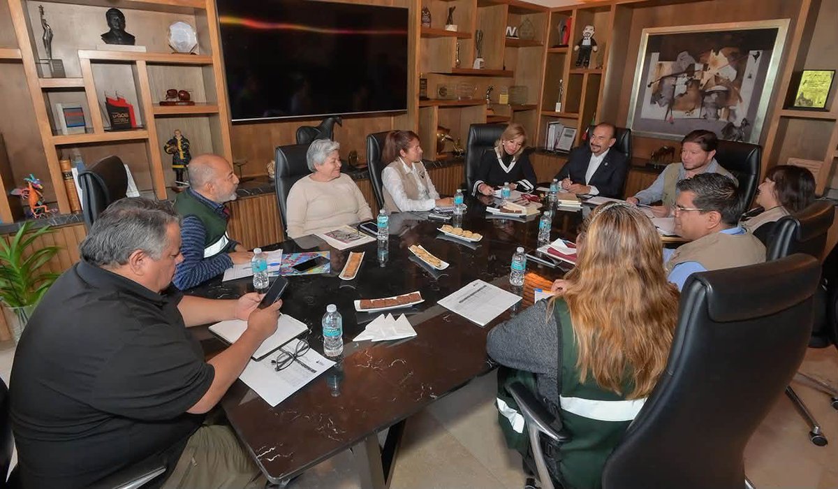 Pedro_RVillegas's tweet photo. Seguimos trabajando, de la mano de mi esposa Paty y en coordinación con el INEA, para acercar más opciones educativas a quienes decidieron no rendirse y seguir preparándose.

 • En Atizapán creemos en las personas.
 • Trabajar por las y los atizapenses no tiene descanso. https://t.co/MppxH3aJ9m