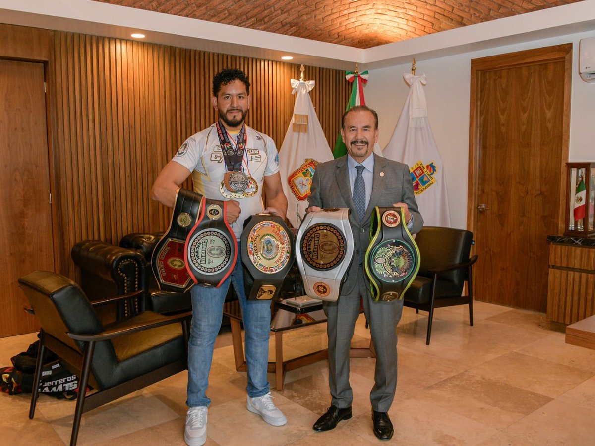 Pedro_RVillegas's tweet photo. El talento nace del esfuerzo, la disciplina y de la confianza que alguien deposita en él.

Tuve el gusto de recibir a Valeria Itzel Ortíz y a Arnold Monroy Gómez, dos jóvenes que ponen en alto el nombre de Atizapán. https://t.co/Z1rEYMkJA8