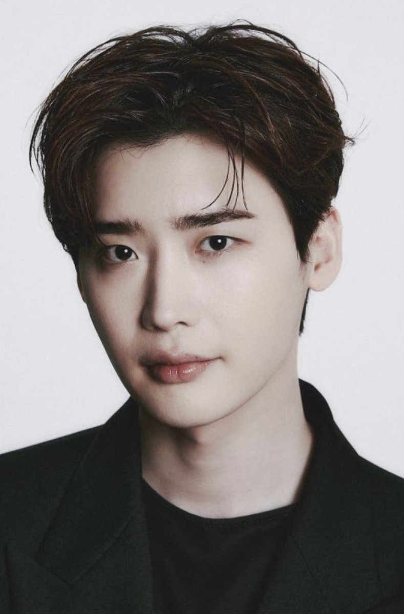 joochocoo's tweet photo. Choi Yoonji will star opposite Lee Jongsuk in an office romance cast as the lead in Iseop's Romance 

Actress Choi Yoonji has been cast as the female lead in the upcoming drama adaptation of Iseop's Romance.

According to News1’s report on August 11, Choi Yoonji has been confirmed to play Kang Minkyung, the female lead in the new drama Iseop's Romance.

Iseop's Romance follows the office romance between Tae Iseop, the third generation heir to TK Group who is perfect in every way but inexperienced when it comes to love, played by Lee Jongsuk and his colleague Kang Minkyung, who is even more capable when it comes to handling work. The drama is based on the web novel of the same name by writer Kim Eonhee.

Choi Yoonji will play Kang Minkyung, the highly capable protagonist known as TK Group’s “secret weapon.”

#LeeJongSuk #ChoiYoonji #IseopsRomance