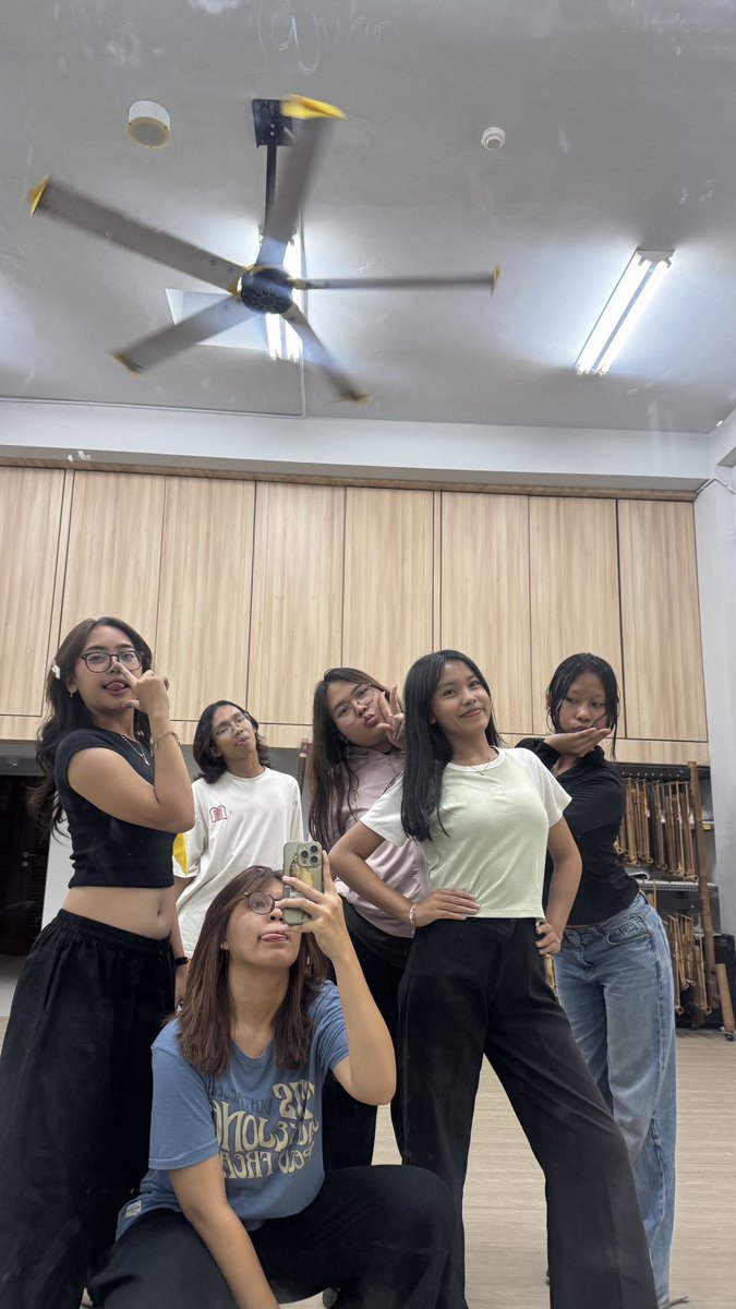 InfinityITB's tweet photo. infi lagi siapin apa ya 🤔 di studio mulu nich https://t.co/RHIEL4PThW