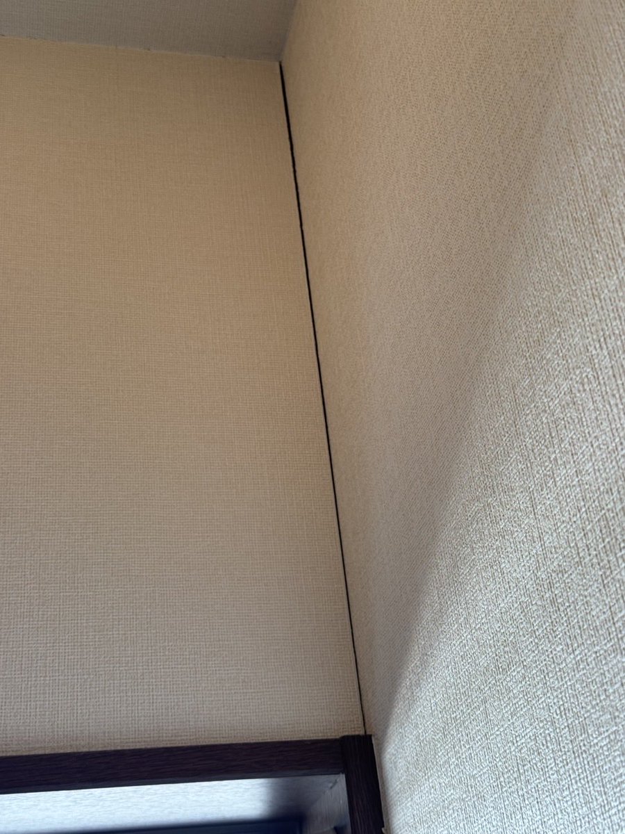 xMAROMUGIx's tweet photo. 落ち着いて来てるので家の中の被害チェックと片付けに彼女が行きました

そりゃ何回も蹴ったり程度で扉開かないわけだ
でも不動産側は特に何もしてくれないみたい
しょうがないけどねっ！！

地震ごみ https://t.co/BCjjqhOGcl