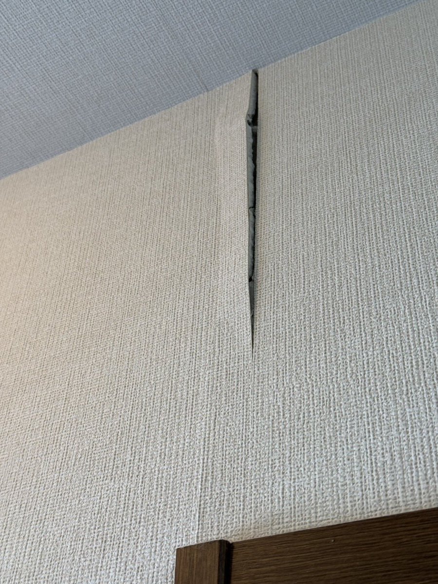 xMAROMUGIx's tweet photo. 落ち着いて来てるので家の中の被害チェックと片付けに彼女が行きました

そりゃ何回も蹴ったり程度で扉開かないわけだ
でも不動産側は特に何もしてくれないみたい
しょうがないけどねっ！！

地震ごみ https://t.co/BCjjqhOGcl