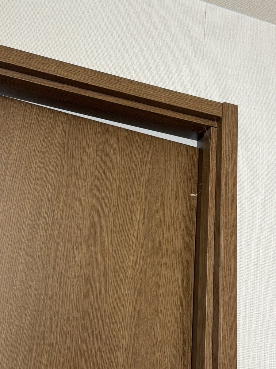 xMAROMUGIx's tweet photo. 落ち着いて来てるので家の中の被害チェックと片付けに彼女が行きました

そりゃ何回も蹴ったり程度で扉開かないわけだ
でも不動産側は特に何もしてくれないみたい
しょうがないけどねっ！！

地震ごみ https://t.co/BCjjqhOGcl