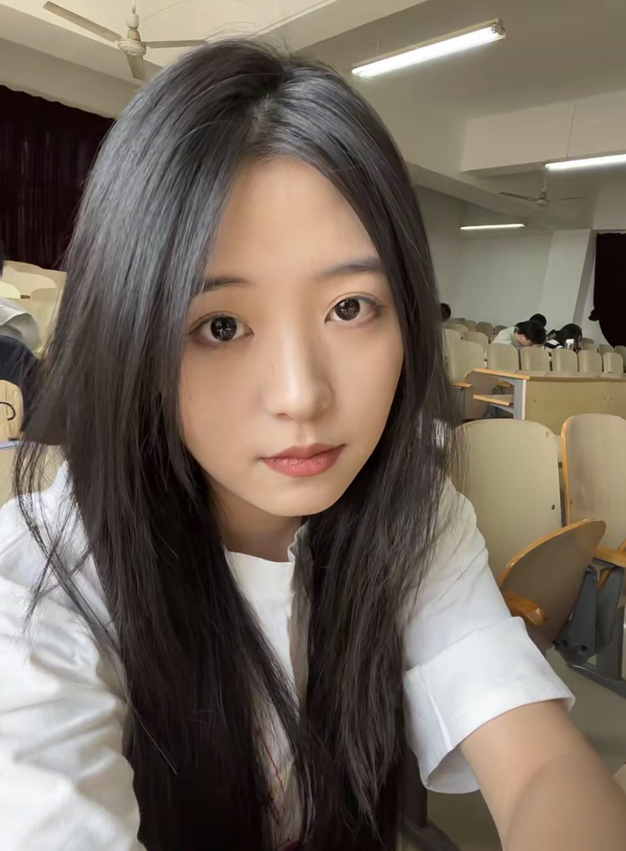 hasna_rahiman's tweet photo. 05后的女大还有男孩子喜欢嘛 https://t.co/vNJe4XXSL7