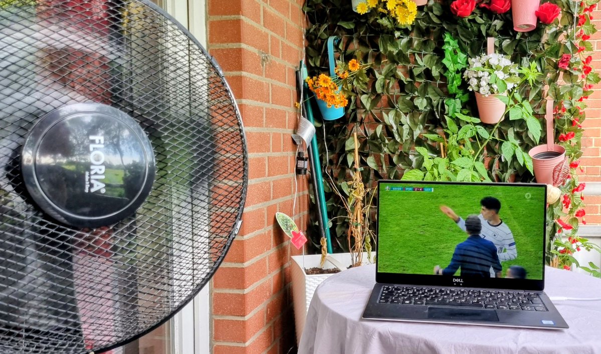 MenjaSlade's tweet photo. @readfulthings_ #100Tage100Fotos: Tag 66 - Technik
19. Juni 2021 EM Deutschland - Portugal, fast 30 Grad

Technik, die mir ermöglicht hat, sehr bequem auf dem Balkon zu schauen. Man beachte den Ventilator 😁 https://t.co/3ENdG0Buty