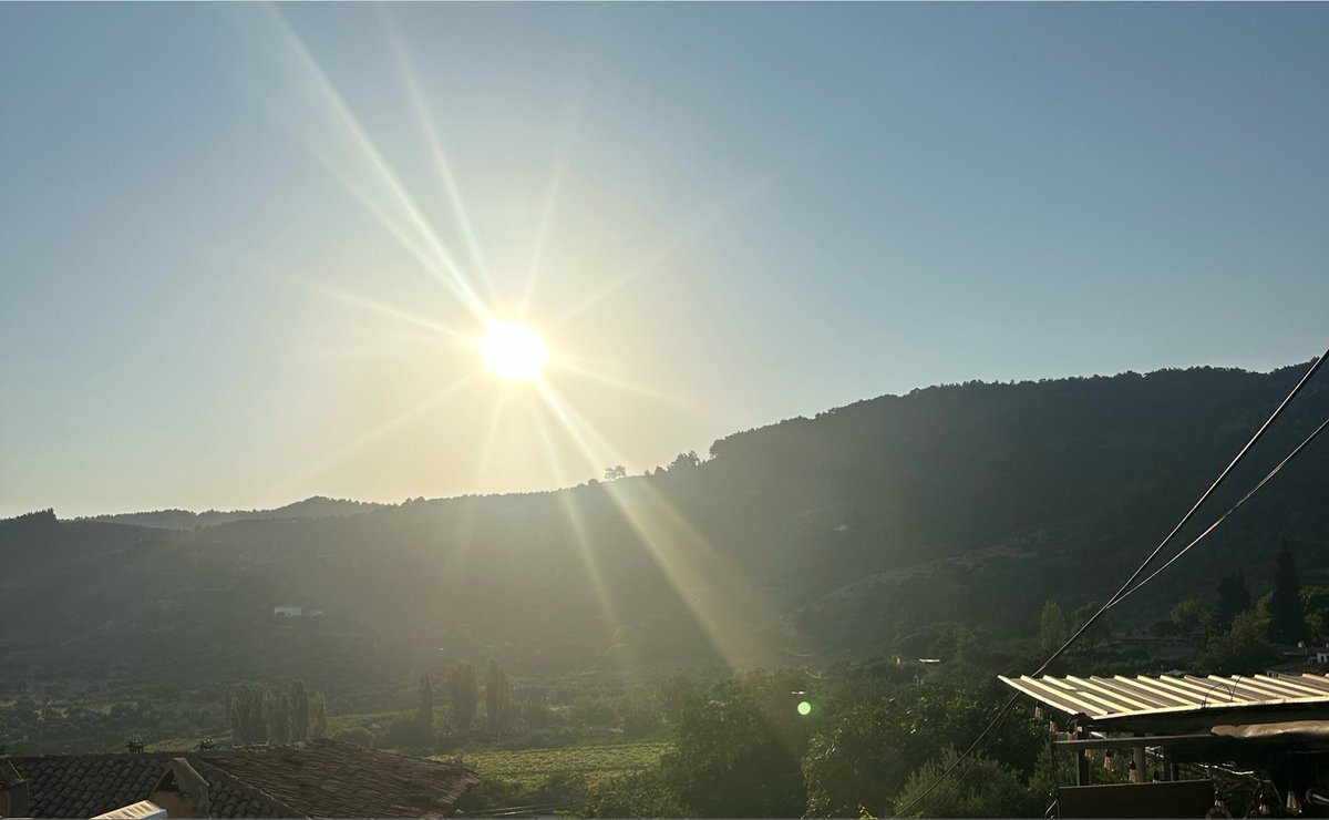 OrkunOzeller's tweet photo. SANILMASIN GÜNEŞ DOĞMAYACAK 
Attıkları imza ülkeyi kaosa ve iç çatışmaya sürükleyeceklerini bilmezler mi?
Onbinlerce terörist aramıza girecek
Onlar kardeş olmak için gelmiyor, “aldığımız canlardan yaptığımız eylemlerden pişman değiliz” diyorlar 
Bildikleri tek şey şiddet olan bu teröristler ile yaşamak ülkeye şiddet getirir 
Onlar aramızda daha güçlü teşkilatlanacaklar, yeni mafyalar oluşturacaklar
Kısaca terör örgütü Silahla başaramadıklarını  silahsız başaracaklarının heyecanı içindeler.  

Emperyal güçler bugün aynı sözü söylüyor “bizim çocuklar başardı, yasa meclisten geçti”

Biz de tüm bu olanlar karşısında çaresizce seyredecek halimiz yok. Çatışmaların yaşanacağı  bir Türkiye olmasın diye mücadele etmeye devam edeceğiz. Sonunda da herkes attığı imzanın hesabını verecek 
Gün vatanı dert edenlerin birlik olma zamanı. 
Buna ayak direyeni de imza atanlarla aynı kuyuya atacağız. 

Türk milleti daha son sözünü söylemedi