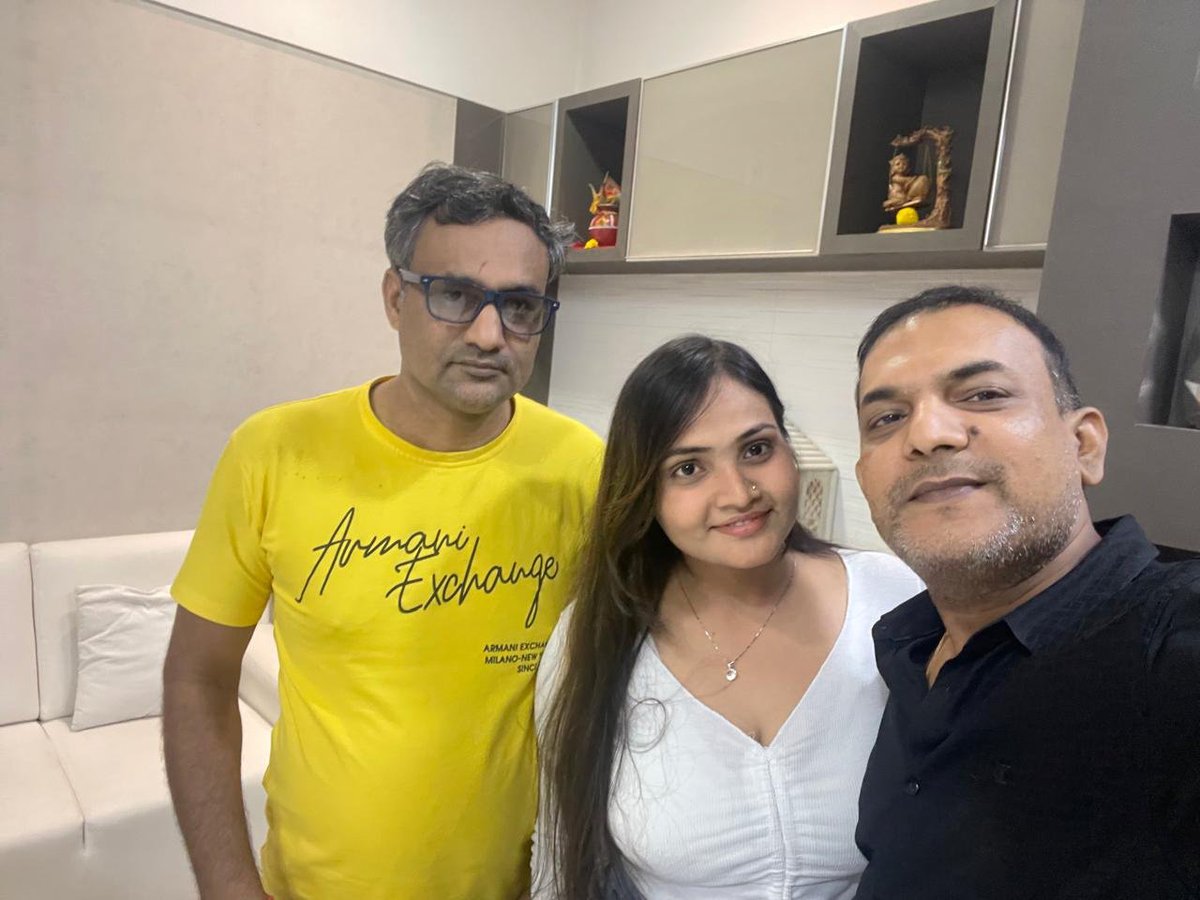 Seemabhanushal's tweet photo. My favourite Raj Jaiswal sir ❤️ Thank you for the guidance sir. Blessed to meet you at DRJ Records`.#RajJaiswal #DRJRecords #Grateful #mumbhai #vapi #andheri https://t.co/TsXKNQRCiv