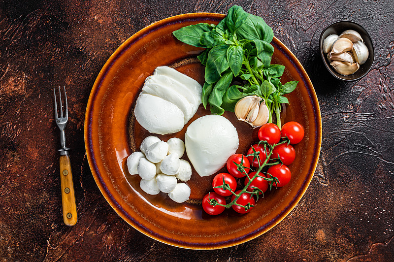 hottallison's tweet photo. Just grabbed fresh organic tomatoes, basil and mozzarella for a quick Caprese salad tonight!  Stocked my fridge with farm-fresh picks for easy, delicious meals this week. https://t.co/BBNnoFc2kr