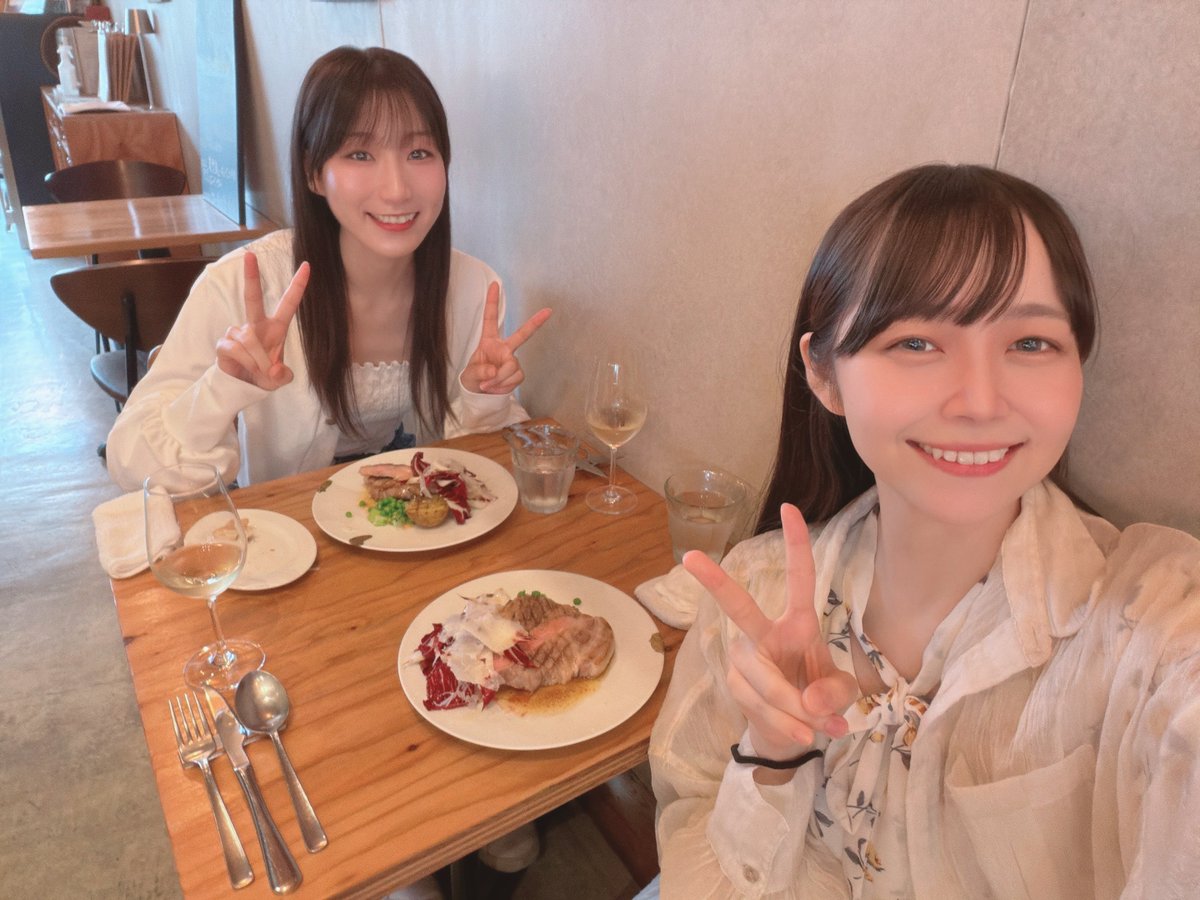 arisa19960608's tweet photo. 衛藤ちゃんとご飯行ってきた～！

めっちゃ出かけてるけど、毎回オフお出かけすぎて報告も写真も載せることがなかったから、今日は珍しく写真撮ったし報告🤭
私がなんか出かけてそうだなと思ったら、相手は基本この子🤣

2人とも白ぶどうジュース🥂 https://t.co/0OTg0PhfBk