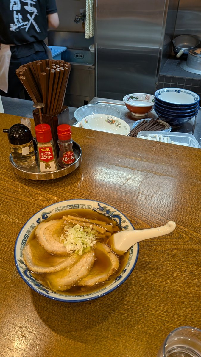 Alfons760's tweet photo. 飛騨高山は22年前、夫と初めて旅行した思い出の地。また戻ってこれて胸熱でした。高山ラーメン🍜おいしい。陣屋には、傘連判状や高札など、日本史に出てくるものがたくさん！話題の体ぴったりの檻に入れて…もあった😅。 https://t.co/xCuTSe5nQW