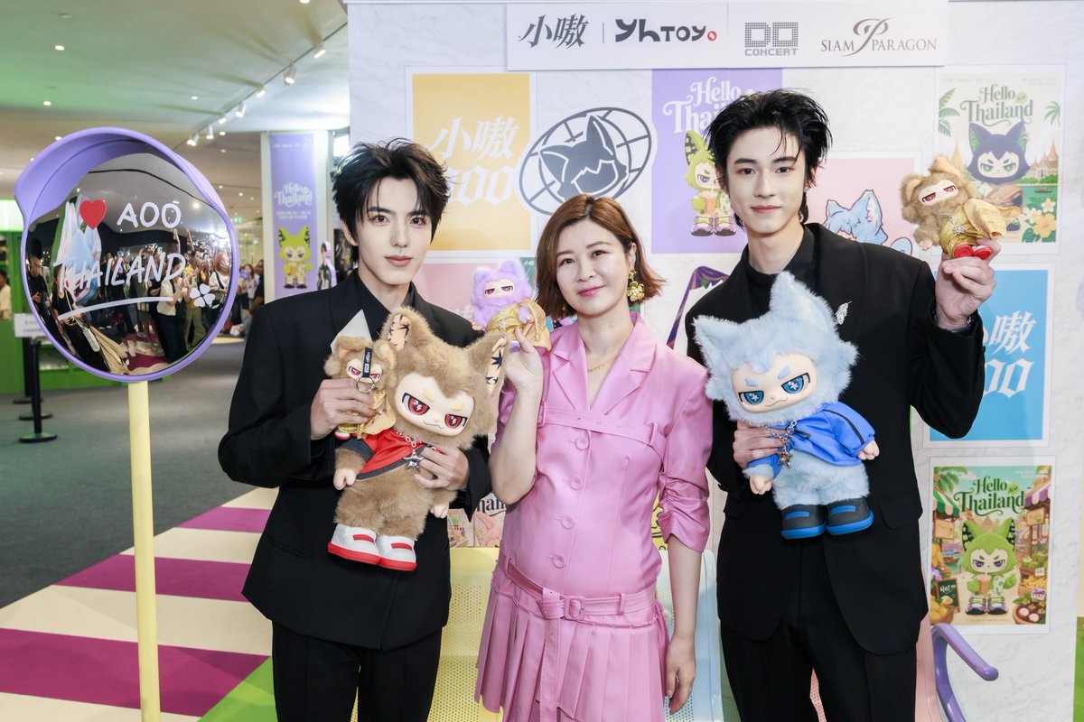 startalkent's tweet photo. Ollie, Shuyuan และศิลปินไทย ร่วมเช็กอิน AOO Pop-Up Store 'Hello Thailand' เติมสีสันให้แฟน ๆ ที่สยามพารากอน

#WelcomeTianYuanToThailand
#Ollie #Shuyuan 
#刘天跃 #奥利 #淑元
#王一博小嗷aoo全球代言人

#小嗷AOO #AOOHelloThailand
#AOO_PopUp_Thailand
#doconcert #SiamParagon

AOO Pop-Up Store 'Hello Thailand' ได้รับกระแสตอบรับอย่างดีจากแฟน ๆ และนักสะสม Art Toy อย่างต่อเนื่อง พร้อมต้อนรับเหล่าศิลปินไทยและศิลปินจีนที่แวะมาเยี่ยมชม Pop-Up Store และร่วมสัมผัสโลกของ AOO ท่ามกลางบรรยากาศที่เต็มไปด้วยความน่ารักและความอบอุ่น

บริษัท ดูคอนเสิร์ต จำกัด ผู้จัด AOO Pop-Up Store 'Hello Thailand'  ได้รับเกียรติจาก Kiki Du ประธานเจ้าหน้าที่บริหาร (CEO) แห่ง YH Entertainment พร้อมด้วยศิลปินจีน Ollie และ Shuyuan ร่วมพบปะแฟน ๆ และสื่อมวลชน นอกจากนี้ยังมีศิลปินและนักแสดงไทยเข้าร่วมงานอย่างคับคั่ง อาทิ บอส ชัยกมล เสริมส่งวิทยะ (BOSSCKM), หล่งลี และอาร์ม ชัยภัทร, มุก วรนิษฐ์ ถาวรวงศ์ และนักแสดงจาก FRT Entertainment  (ปุยฝ้าย–พลอย, โอปอล–มิ้นท์, นิกี้–อิ๊งแลนด์, ซู–มุก, ครีมเนย ธนัญญา, พรีม ณฐมน และโอปอล พีรดา)  ศิลปินวง Gamma (สุพรีม, โบอิ้ง, ซีซาร์, อุ๊กอิ๊ก, ต้นหอม และทิวา) และศิลปินวง Mindy (หงส์เปา, แพรว และเกรซ) ภายในงาน ศิลปินทุกท่านได้ร่วมถ่ายภาพกับ AOO Landmark เช็กอิน Photo Spots พร้อมสนุกกับการเปิด Blind Box และเลือกสะสมคอลเลกชันต่าง ๆ ของ AOO ท่ามกลางบรรยากาศที่เต็มไปด้วยความอบอุ่นและรอยยิ้มของแฟน ๆ

AOO Pop-Up Store 'Hello Thailand' ชวนทุกคนมาถ่ายรูป เช็กอิน เลือกสะสมคอลเลกชันสุดน่ารัก ไม่ว่าจะเป็น Love Everything Series, Exception To The Rule Series, AOO × AFA Collection และ AOO × Thailand Limited Edition ที่มีจำหน่ายเฉพาะภายในงานเท่านั้น   ตั้งแต่วันนี้ – 16 สิงหาคม 2569 ณ Living Hall ชั้น 3 ศูนย์การค้าสยามพารากอน