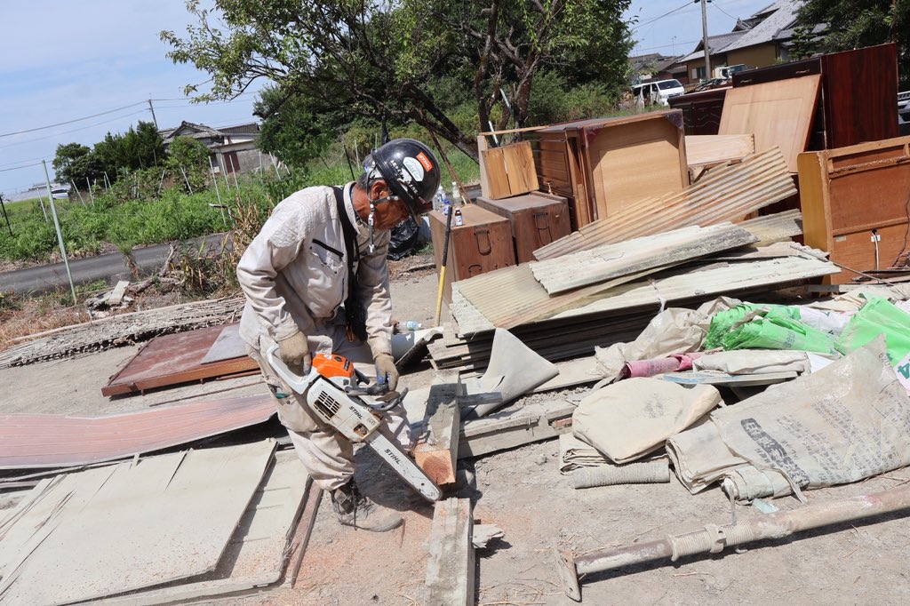 re_birth_univ's tweet photo. 【#令和8年熊本地震】

コネクトのみなさんが作業している現場に向かうとき、狭い道をすいすい走るスギさんの車を見つけたのでついて行くとすぐたどり着きました。

福島から大阪から、たのもしい仲間たちが駆けつけています。

仲間は力になる
スギさんのことば

#幡再 https://t.co/VQViVfiBzl