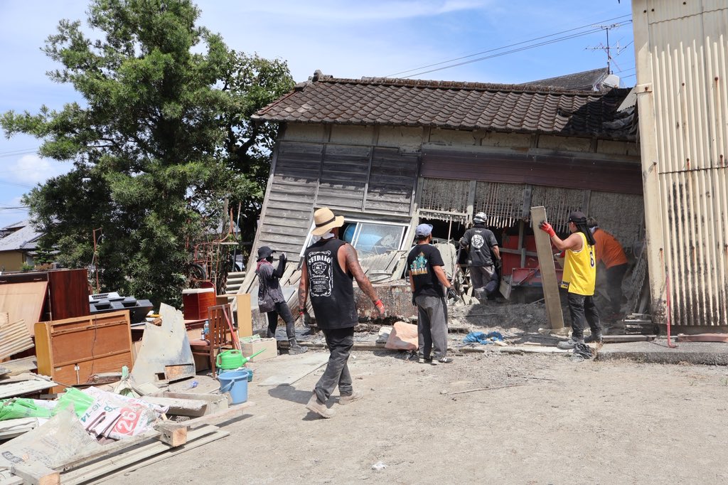 re_birth_univ's tweet photo. 【#令和8年熊本地震】

コネクトのみなさんが作業している現場に向かうとき、狭い道をすいすい走るスギさんの車を見つけたのでついて行くとすぐたどり着きました。

福島から大阪から、たのもしい仲間たちが駆けつけています。

仲間は力になる
スギさんのことば

#幡再 https://t.co/VQViVfiBzl